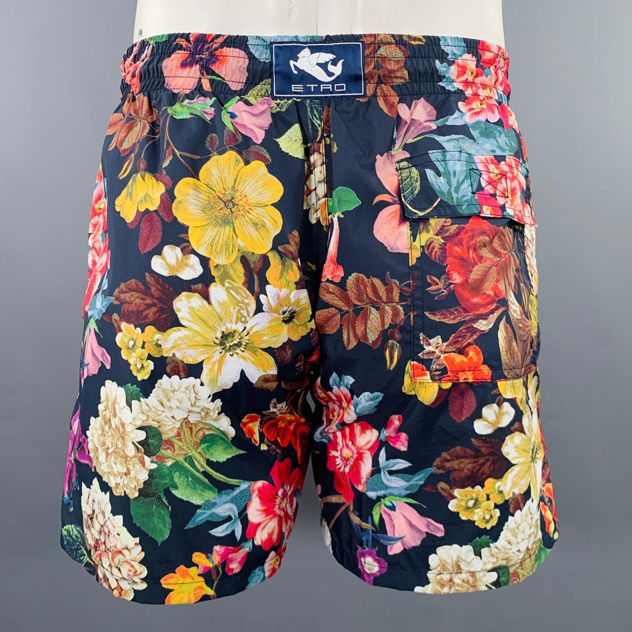 ETRO Badehose
aus mehrfarbigem Polyamid-Gewebe mit floralem Allover-Druck, drei Taschen und Kordelzug im Bund. Made in Italy Ausgezeichneter Pre-Owned Zustand. 

Markiert:   L 

Abmessungen: 
  Taille: 32 - 35 Zoll Steigung: 9,5 Zoll Innennaht: 5,5