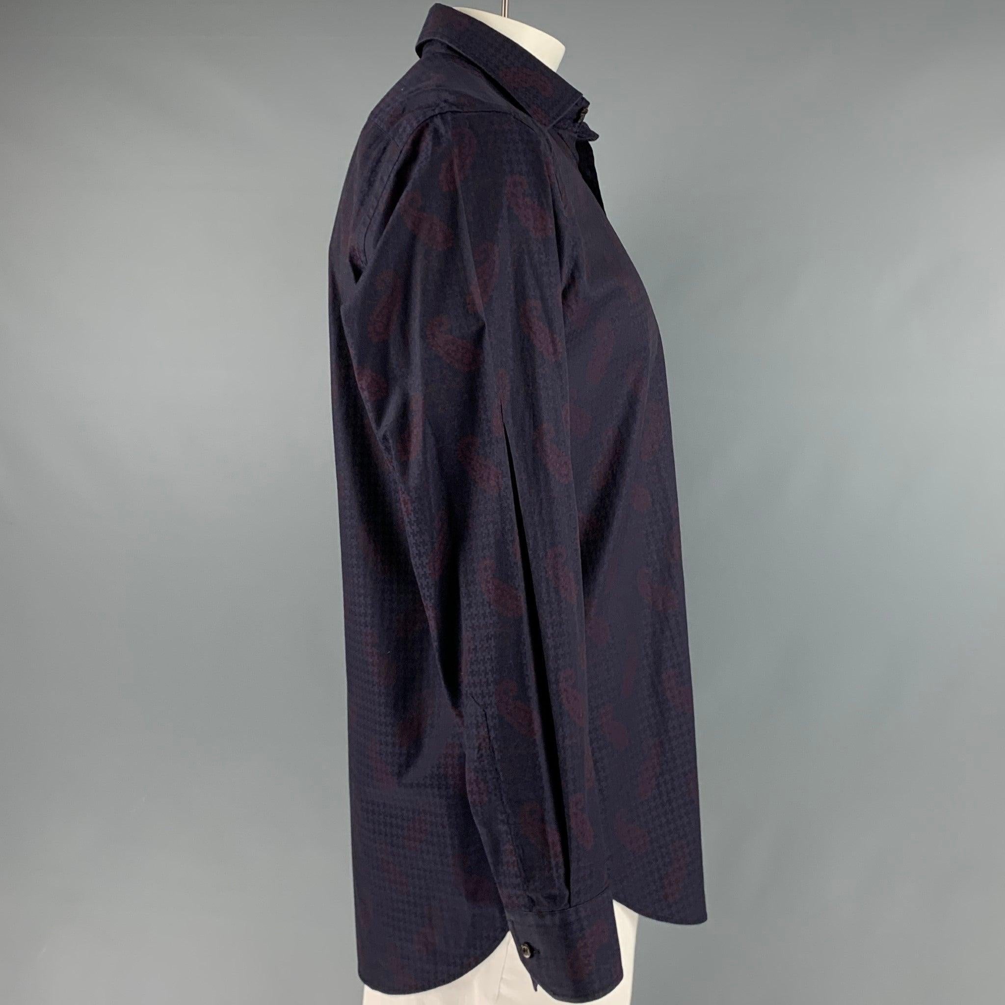 ETRO Langarm-Shirt
in einem
Marinefarbener Baumwollstoff mit bordeauxfarbenem Paisleymuster auf Hahnentrittmuster, breitem Kragen und Knopfverschluss. Made in Italy Ausgezeichneter Pre-Owned Zustand. 

Markiert:   42 

Abmessungen: 
 
Schultern: 18