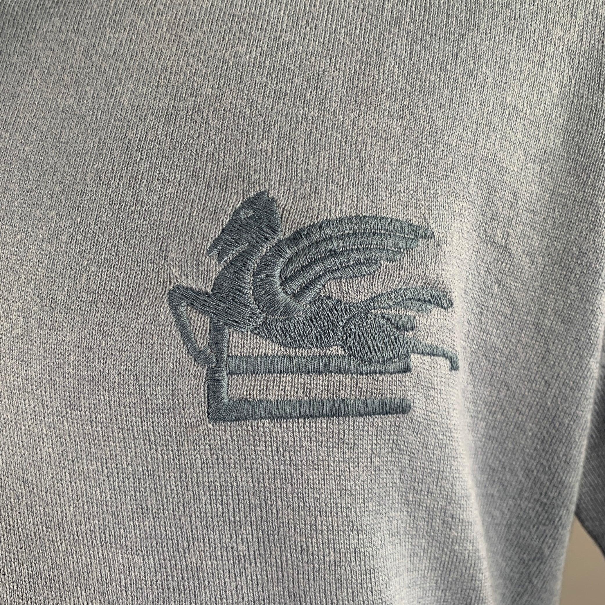 Polo ETRO
en maille bleue, avec un grand logo Pegasus brodé, des manches courtes et une demi-patte de boutonnage.Excellent état d'occasion. Les étiquettes de tissu et d'entretien ont été retirées. 

Marqué :   M 

Mesures : 
 
Epaule : 20 pouces