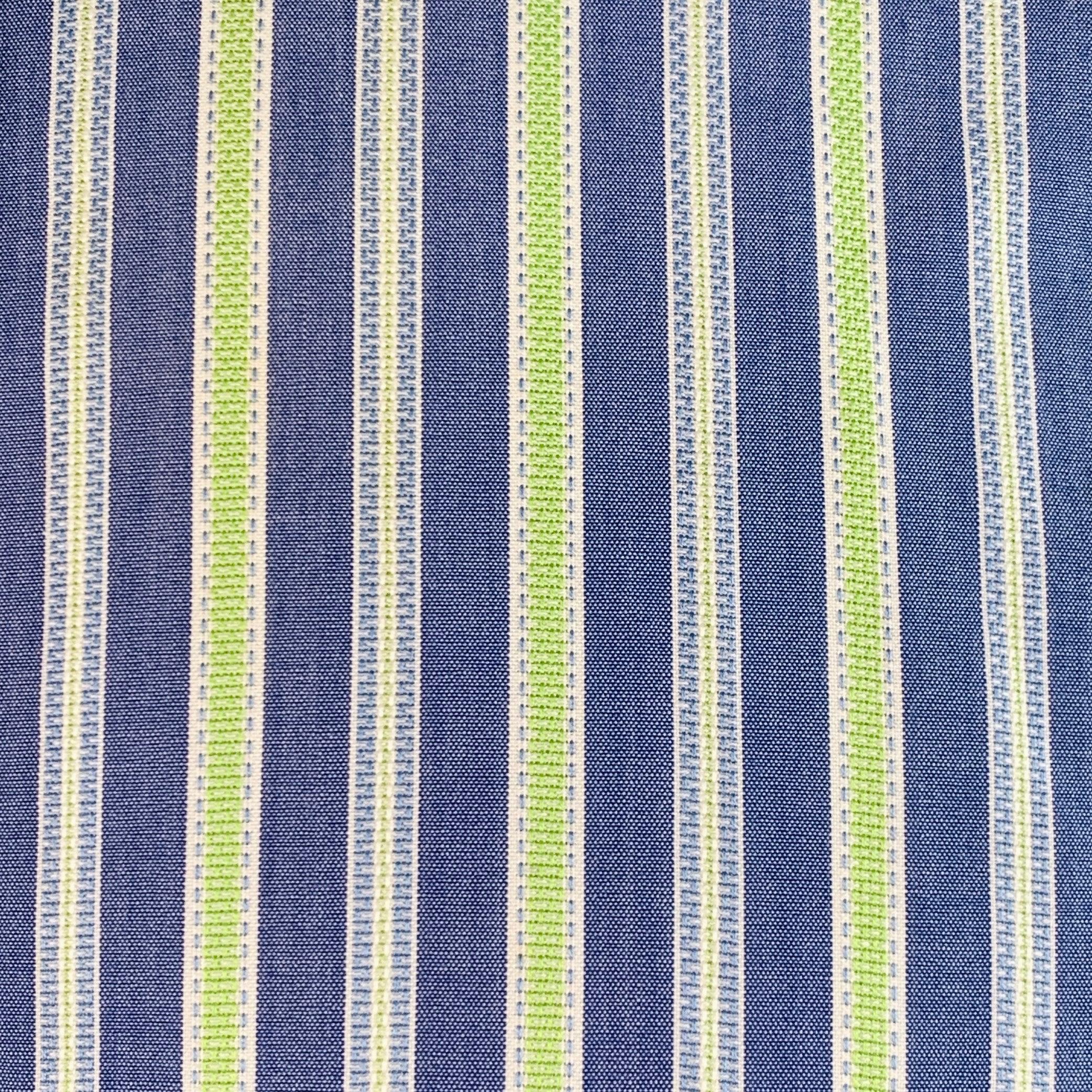 Camicia a maniche lunghe Etro
in tessuto di cotone blu e verde con motivo a righe, colletto aperto e chiusura con bottoni. Made in Italy.Buone condizioni di usato. Segni sui polsini, piccoli segni di usura. 

Contrassegnato:   40 

Misure: 
