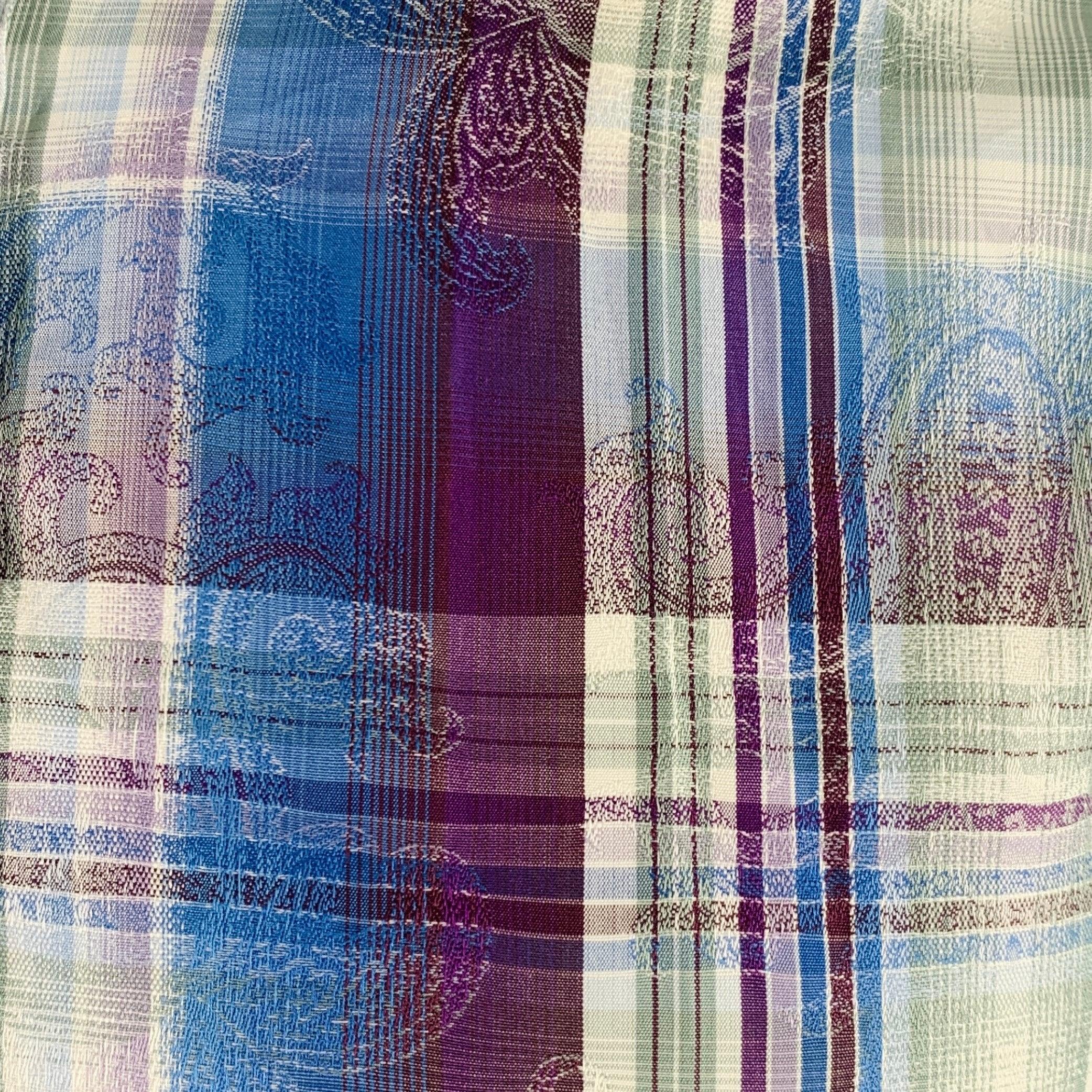 Camicia ETRO a maniche lunghe in tessuto di cotone viola e blu con motivo a quadri e dettagli paisley, colletto aperto e chiusura con bottoni. Made in Italy. Eccellente condizione di usato. 

Contrassegnato:   40 

Misure: 
 
Spalla: 16 pollici