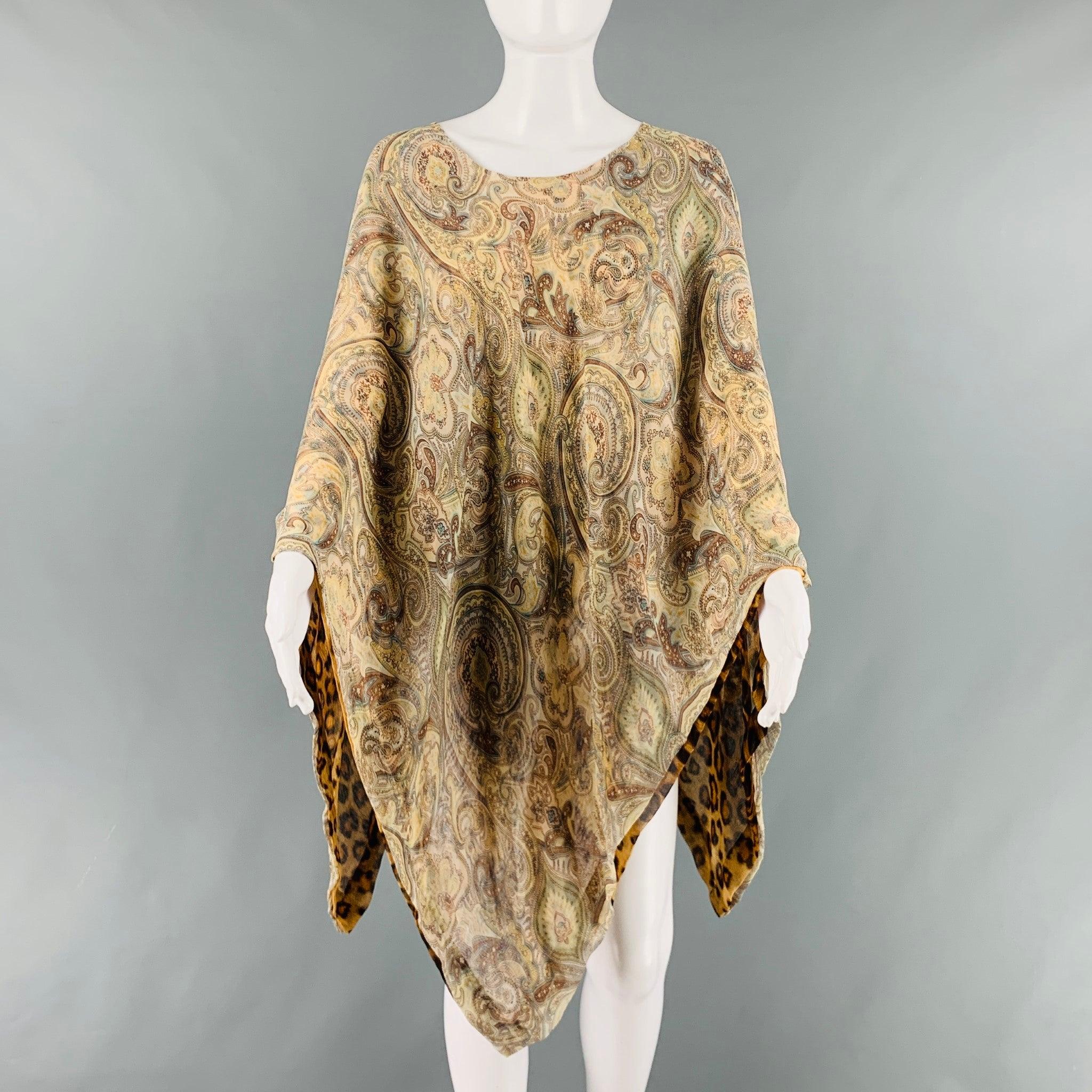 La robe ETRO est en soie tissée et se compose d'un poncho et d'une option réversible d'imprimé animalier et de cachemire. Pas d'étiquette. 

Marqué :   taille unique. 

Mesures : 
  Manches : 16 pouces Longueur : 29.5 pouces  
  
  
 
Numéro de