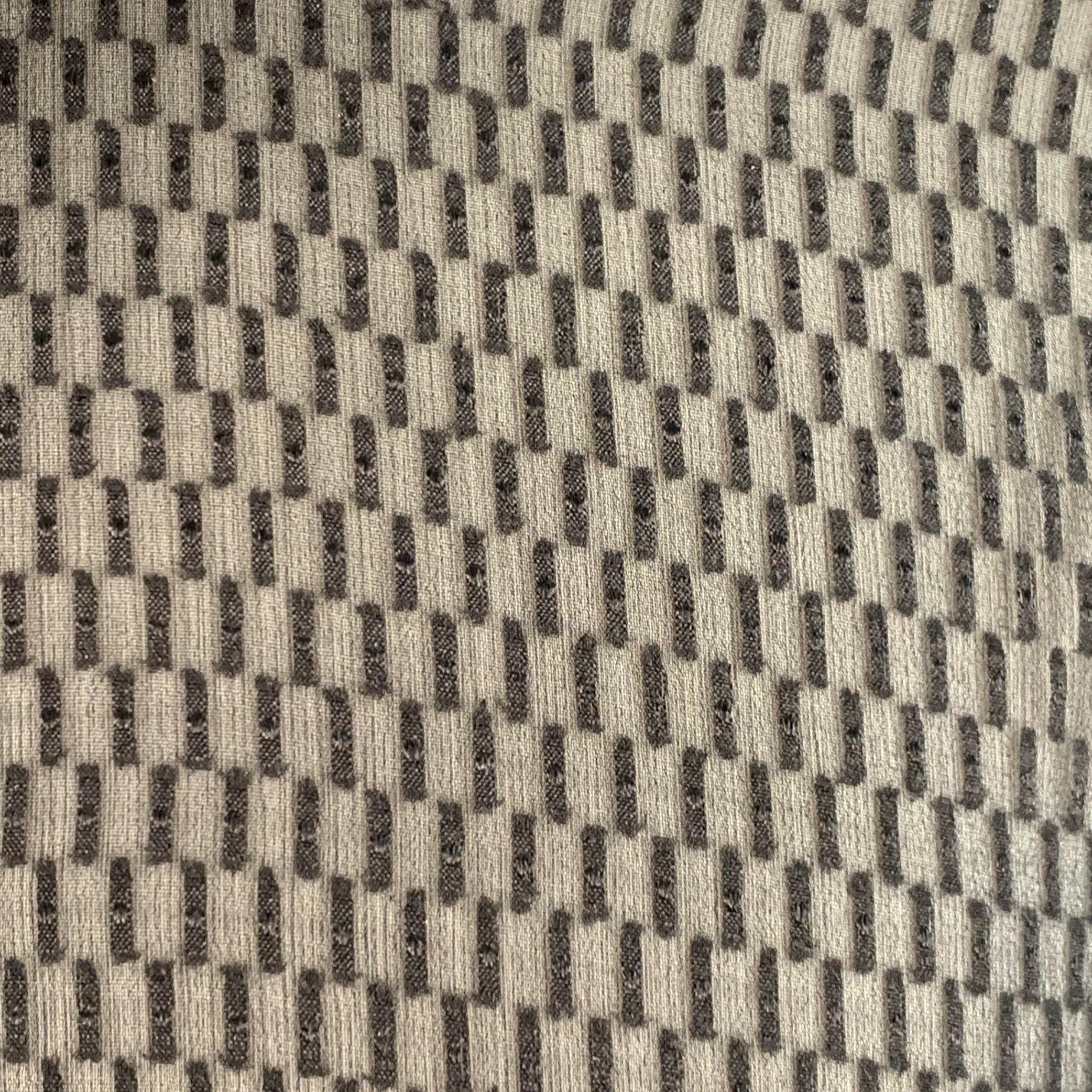 Chemise à manches longues ETRO
dans un
Tissu noir transparent avec motif géométrique, col arrondi et décolleté, fermeture par boutons. Fabriqué en Italie. Excellent état. 

Marqué :   39 

Mesures : 
 
Épaule : 14 pouces Poitrine : 41 pouces Manches