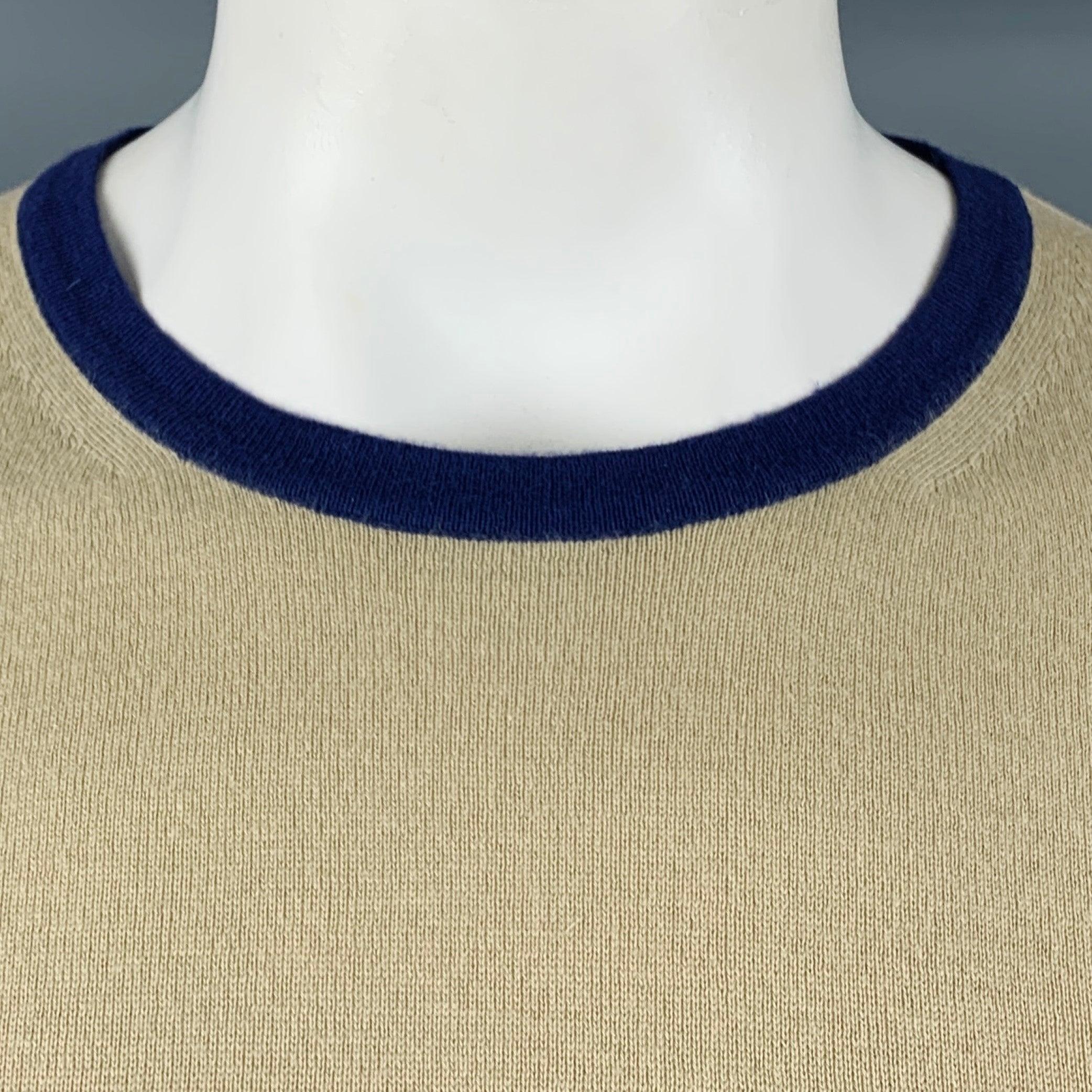 Pull ETRO
en maille de coton cachemire kaki, avec encolure contrastée violette, rayures blanches contrastantes aux poignets et col ras du cou. Fabriqué en Italie. Excellent état. 

Marqué :   2XL 

Mesures : 
 
Epaule : 21 pouces Poitrine : 46