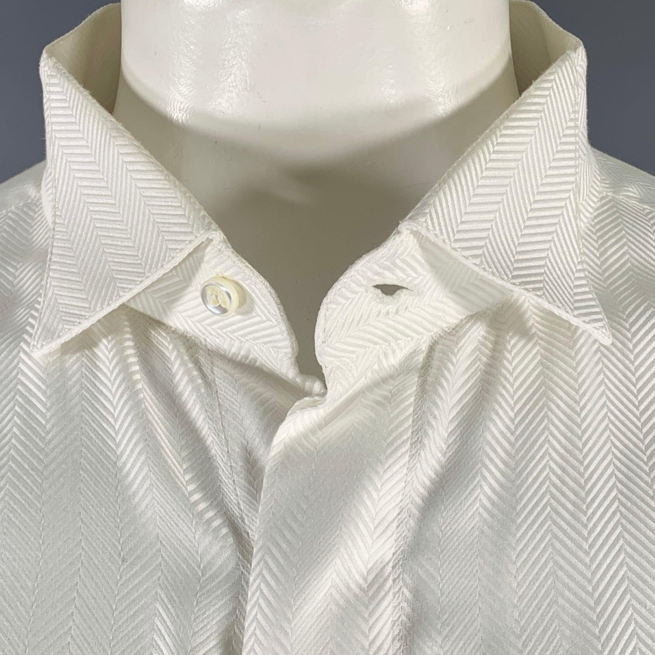 ETRO long sleeve tuxedo shirt
in a white cotton woven fabric featuring a herringbone pattern, wingtip collar, French cuffs, and hidden button closure. Cufflinks not included. Made in Italy.Very Good Pre-Owned Condition.
Minor signs of wear, marks