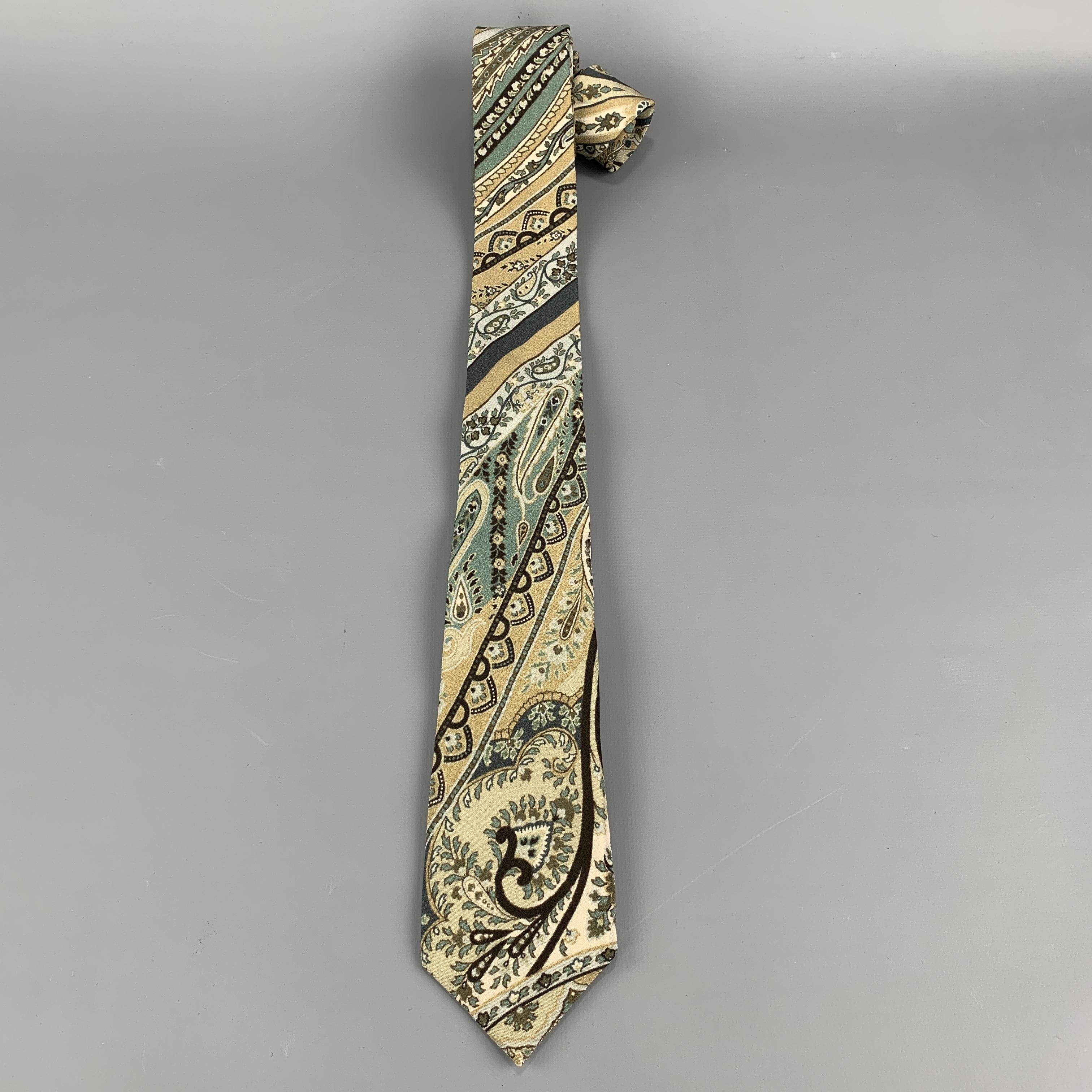 ETRO skinny necktie comes in beige silk with all over teal paisley print. Made in Italy.

Excellent Pre-Owned Condition.

Width: 2.45 in.