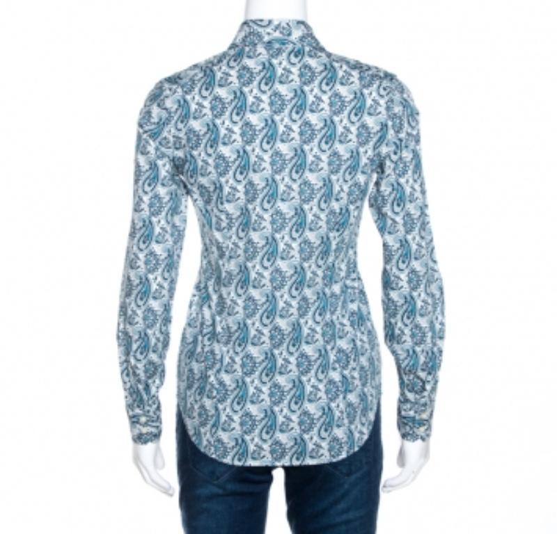 Schnappen Sie sich dieses stilvolle und bequeme Hemd von Etro. Es ist aus Baumwolle gefertigt und eignet sich perfekt für legere Tage. Es ist durchgehend mit einem schönen blaugrünen Paisleymuster bedruckt. Es hat lange Ärmel, eine Knopfleiste,