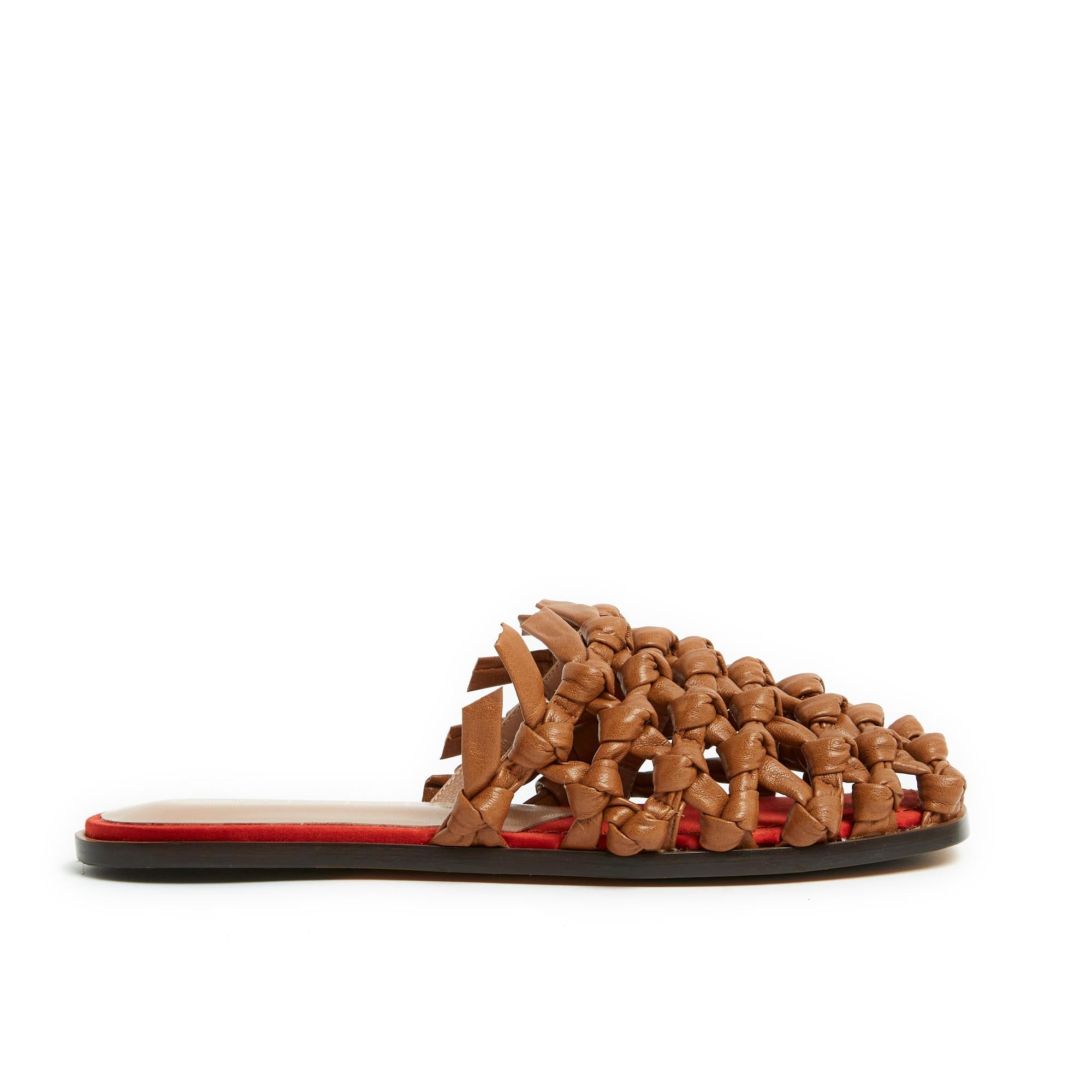 Etro mules in camel-colored woven leather, slightly square beveled toe, red and camel insole, leather and rubber outsole. Size EU38.5. The shoes are new, delivered in an Etro dustbag, great look.