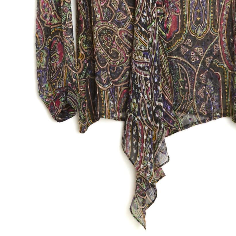 Blusa top di Etro in chiffon di seta nero con stampa paisley o boteh, arricchita da pois in velluto, collo rotondo chiuso davanti da 8 bottoni (di cui 7 nascosti) foderato con un'ampia balza dello stesso tessuto, maniche lunghe anch'esse chiuse da