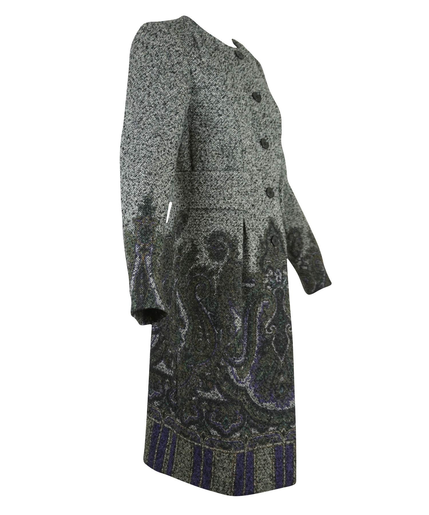 Etro black and white tweed coat with paisley print. Features, long sleeves, round neck, button front, slightly gathered skirt belted waist and paisley print at skirt and cuffs. Designer size 42, USA 6. Made in Italy.



Condition - Excellent. 


