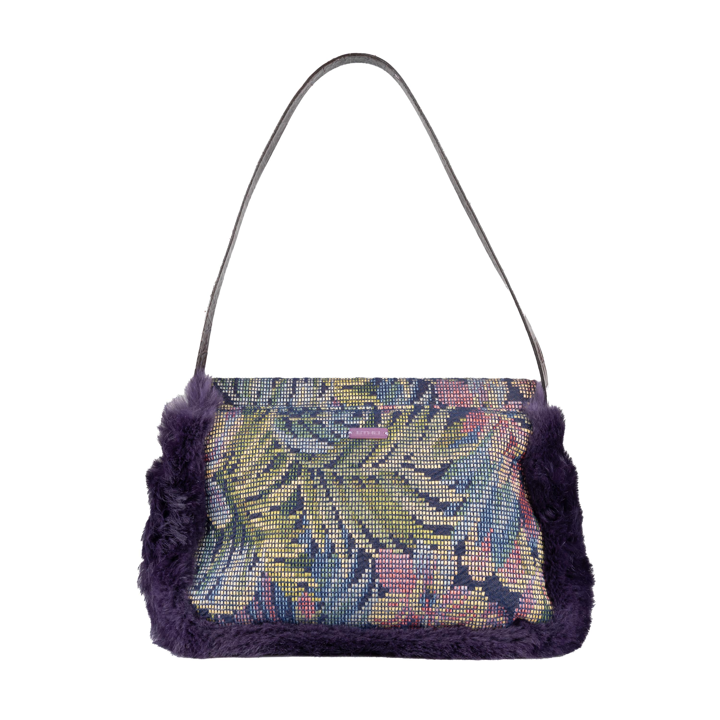 Ce sac à main vintage Etro est réalisé en tissu jacquard multicolore à imprimé floral, orné de perles, de paillettes et de fourrure violette en peluche. Il est doté d'un rabat avec fermeture à bouton-pression et d'une solide lanière en cuir gaufré.