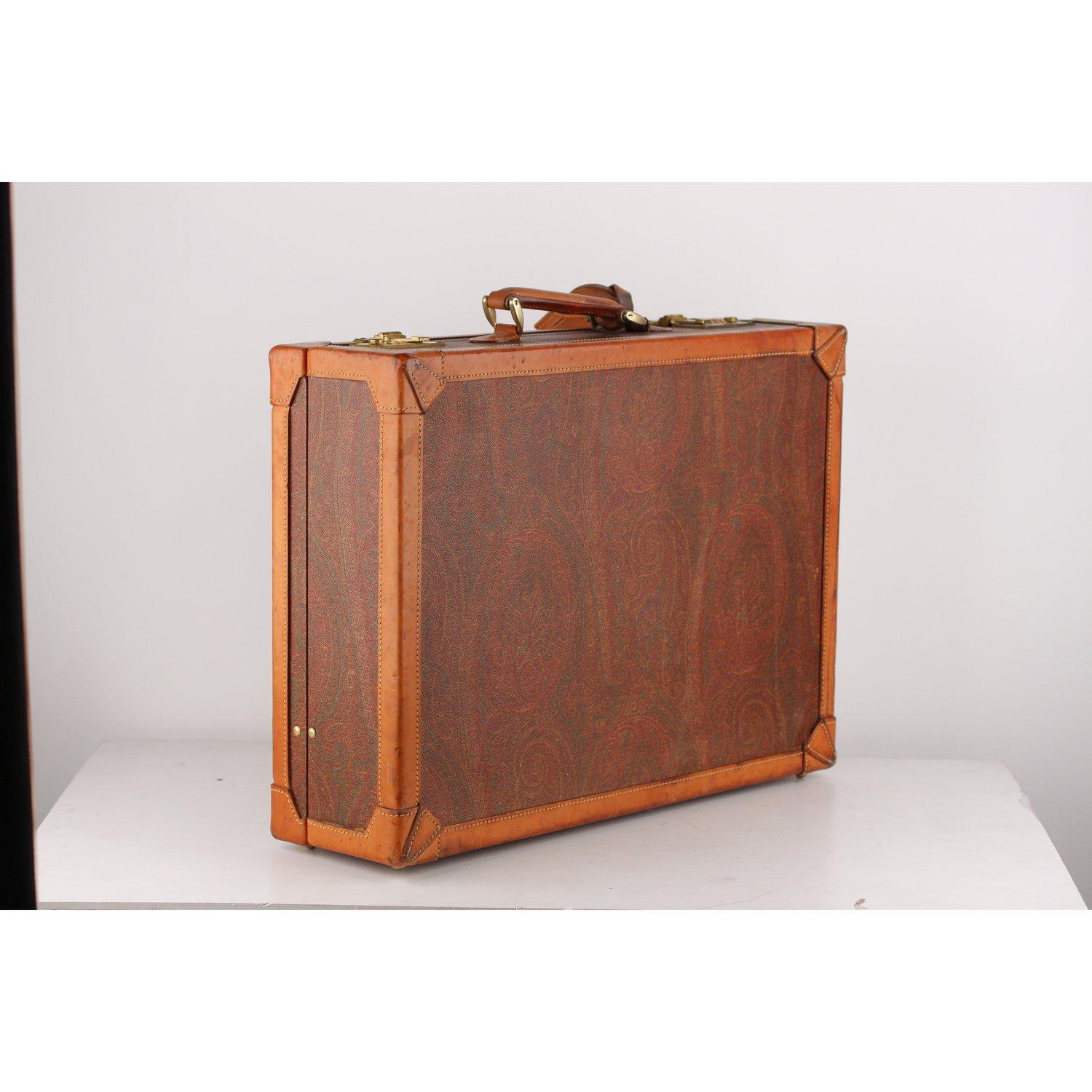MATERIAL: Canvas, Leather COLOR: Brown MODEL: Briefcase GENDER: Women, Men SIZE: Large Condition CONDITION DETAILS: B :GOOD CONDITION - Some light wear of use - Some scratches, liquid stains and darkness on leather trim and on handle. Measurements