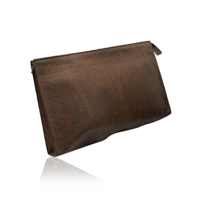 Vintage cosmetic bag by Etro. Crafted in brown paisley canvas. Upper zipper closure. Beige leather lining. Made in Italy



Details

MATERIAL: Canvas

COLOR: Brown

MODEL: -

GENDER: Unisex Adults

COUNTRY OF MANUFACTURE: Italy

SIZE: Medium

STYLE: