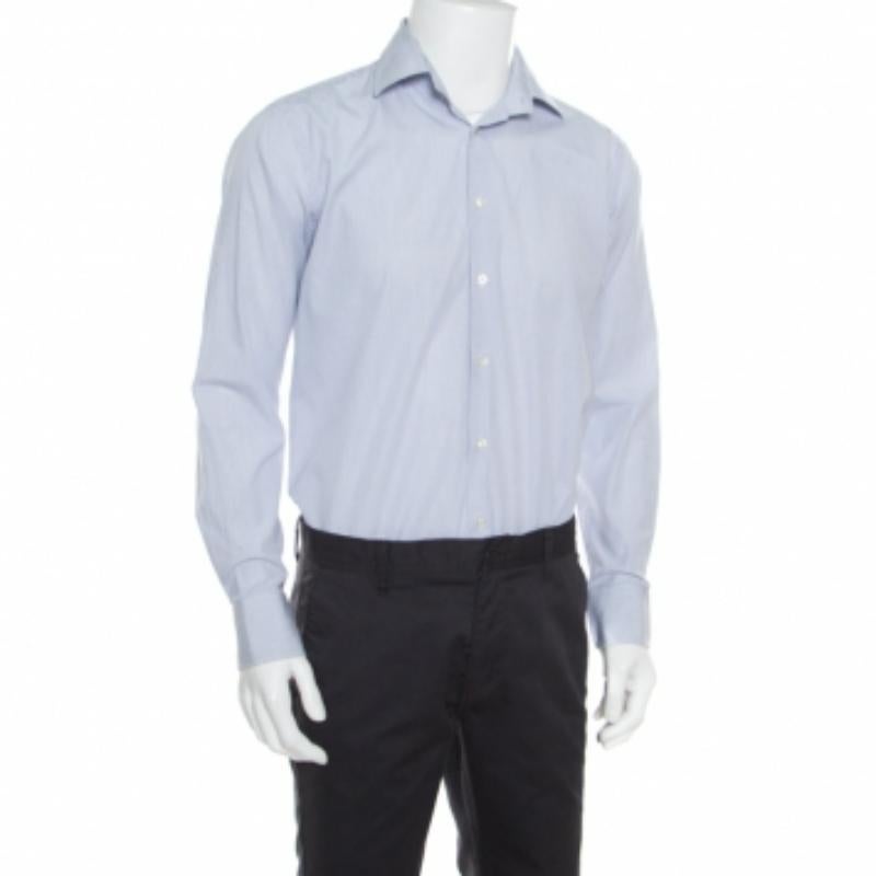 Hemden sind ein unverzichtbarer Bestandteil der Garderobe eines jeden Mannes, und dieses Hemd von Etro ist eine solche fabelhafte Kreation, die es wert ist, in Ihrem Kleiderschrank zu landen. Dieses weiß-blaue Hemd besteht aus 100% Baumwolle und ist