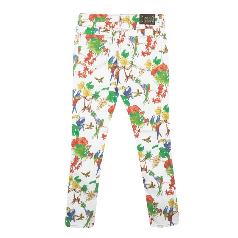 Bright and quirky, this Etro jeans feature a skinny fit and cut from a lightweight and breathable fabric. It is detailed with bird and floral print all over and finished with contrast stitching. This pair comes with a zip and button closure, two