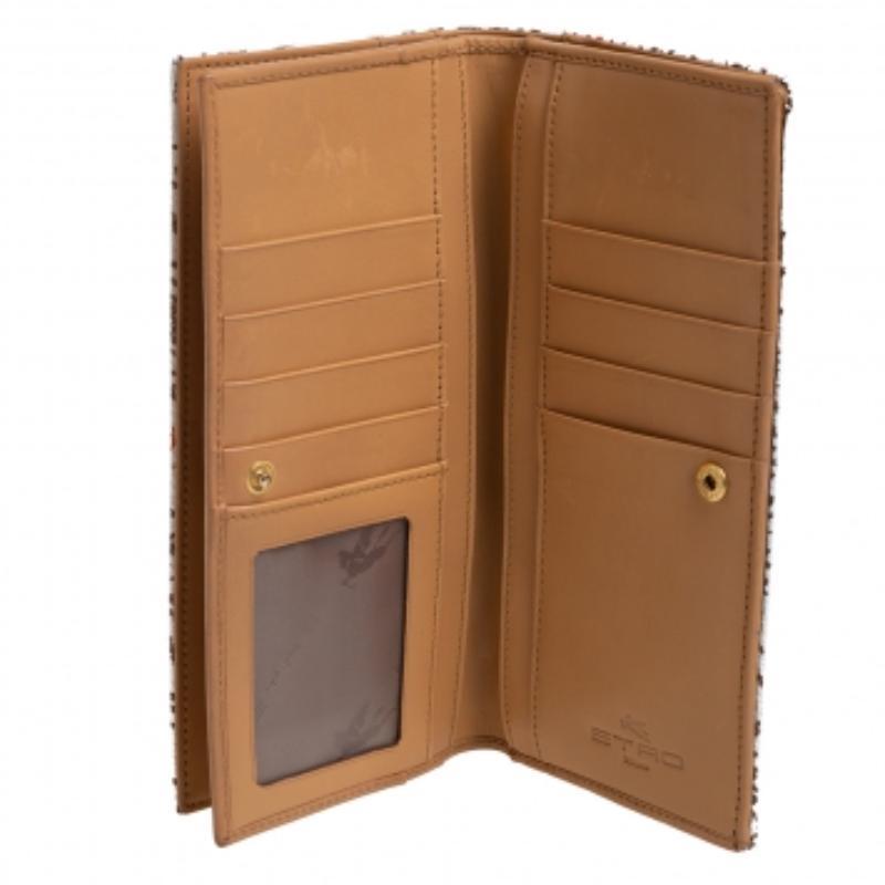 Durable and stylish, this wallet from Etro effortlessly fits in your cards and cash. Made from paisley-printed canvas, this wallet is a long-lasting accessory. The impeccable design and the functional interior of this wallet make it a must-have!