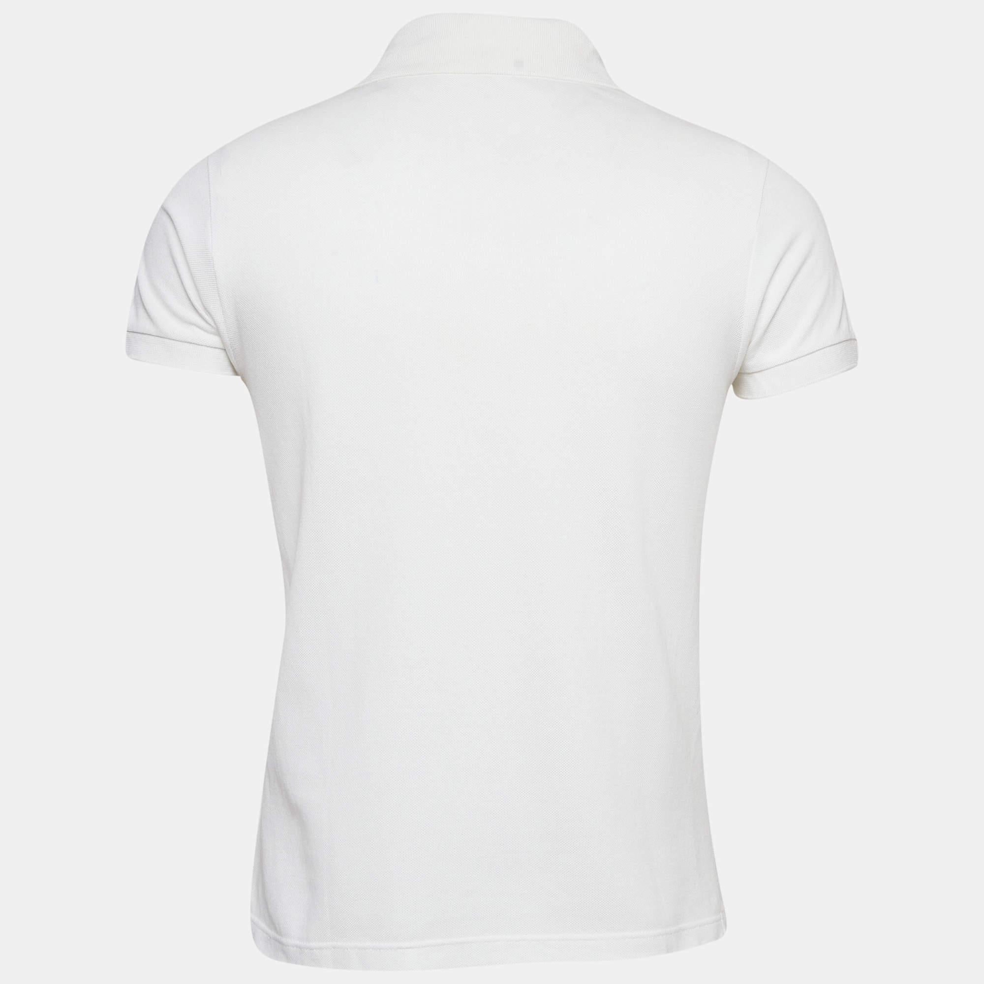 Les polos ont toujours été un choix classique pour tout le monde. Cette itération est taillée dans les meilleurs tissus pour une coupe confortable. Complétez votre look décontracté avec un short et des baskets.