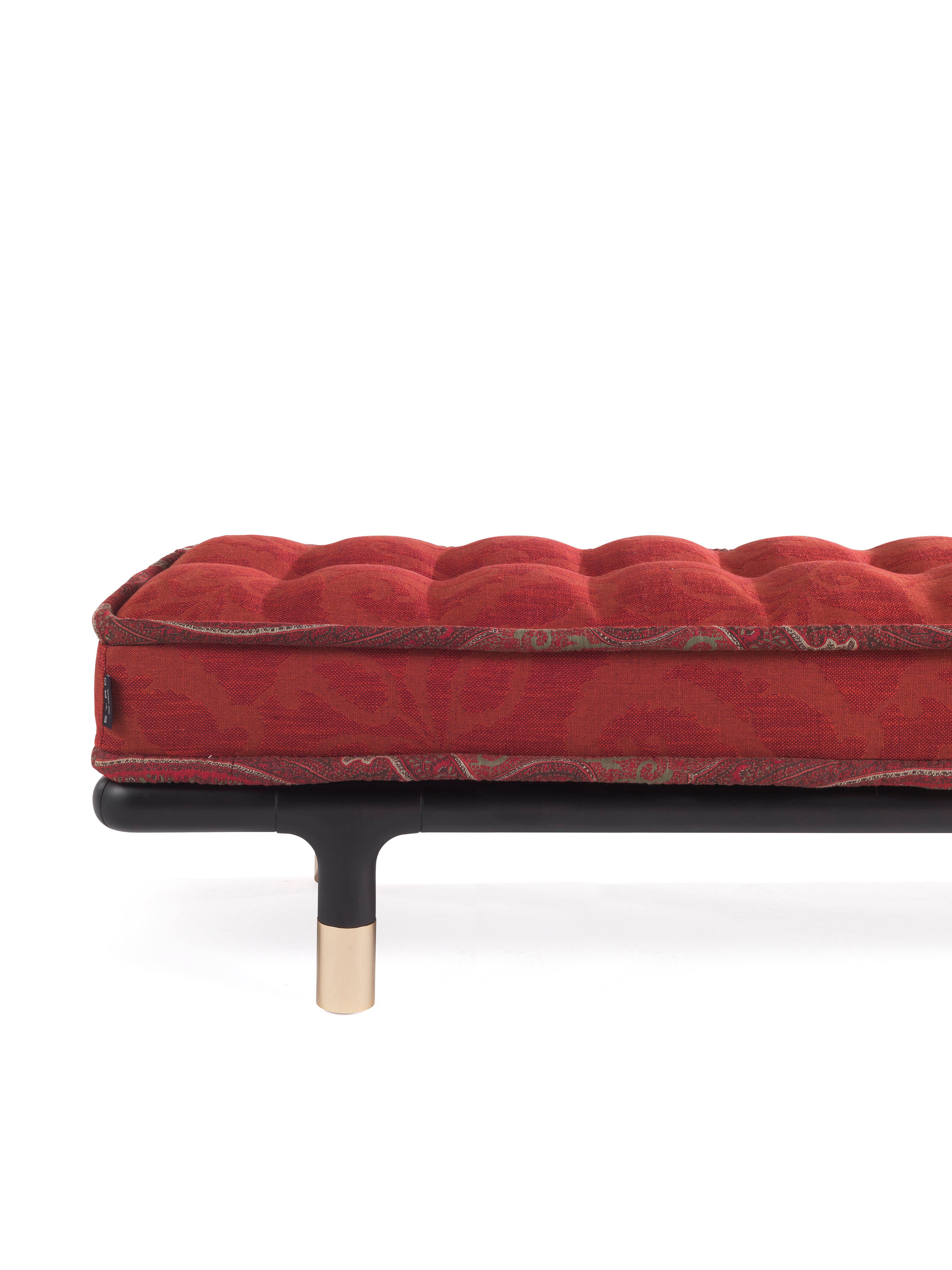 Moderne Banc en bois du 21e siècle en tissu rouge par Etro Home Interiors en vente