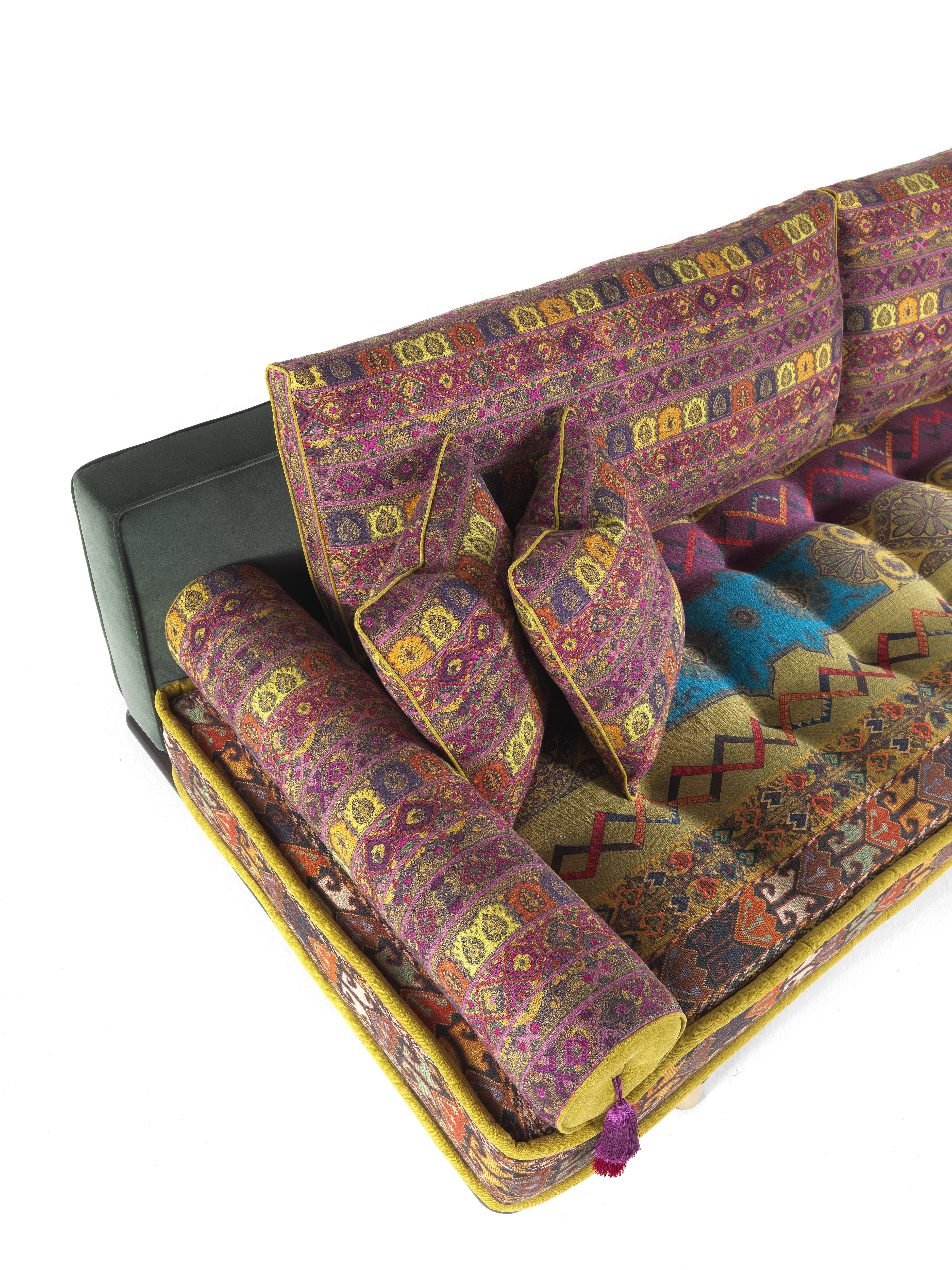 Woodstock Karnevals-Sofa aus Samt und Holz von Etro Home Interiors, 21. Jahrhundert (Italienisch) im Angebot