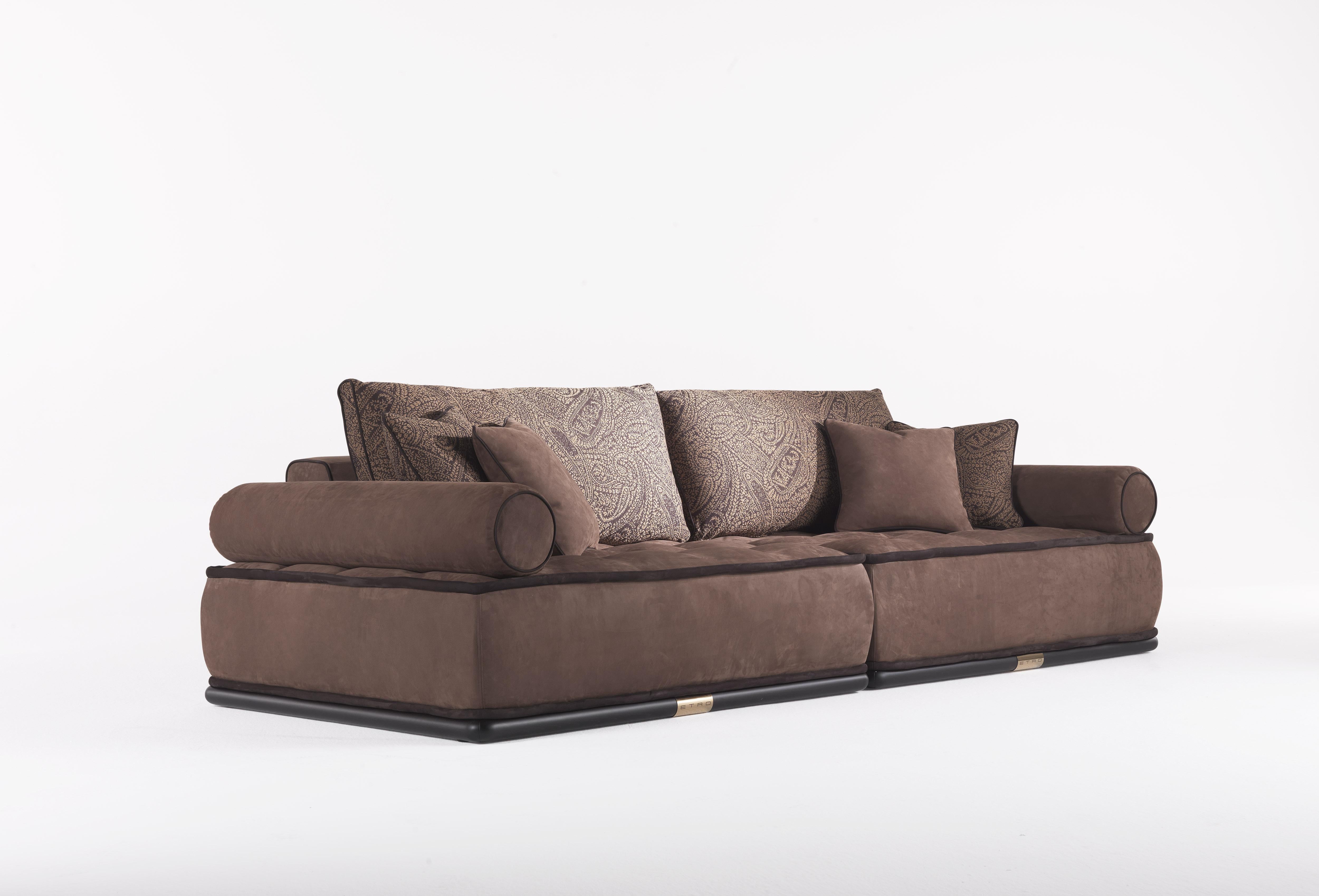 In the new edition Woodstock sofa, re-elaborated in a modular version and without fees, the mattress-like conformation of ethnic inspiration, recalls the 