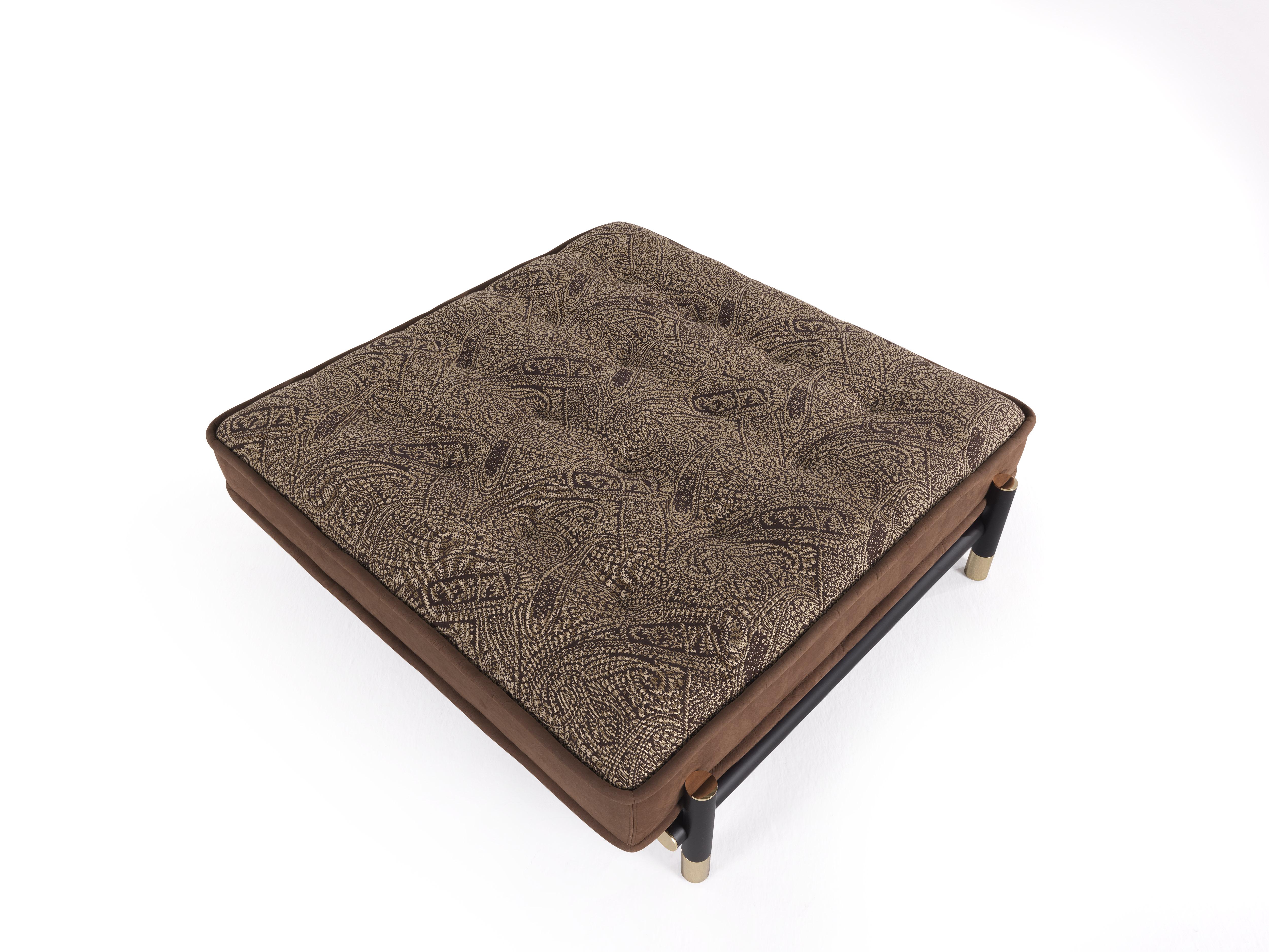 italien Pouf en bois du 21e siècle en tissu et cuir par Etro Home Interiors en vente