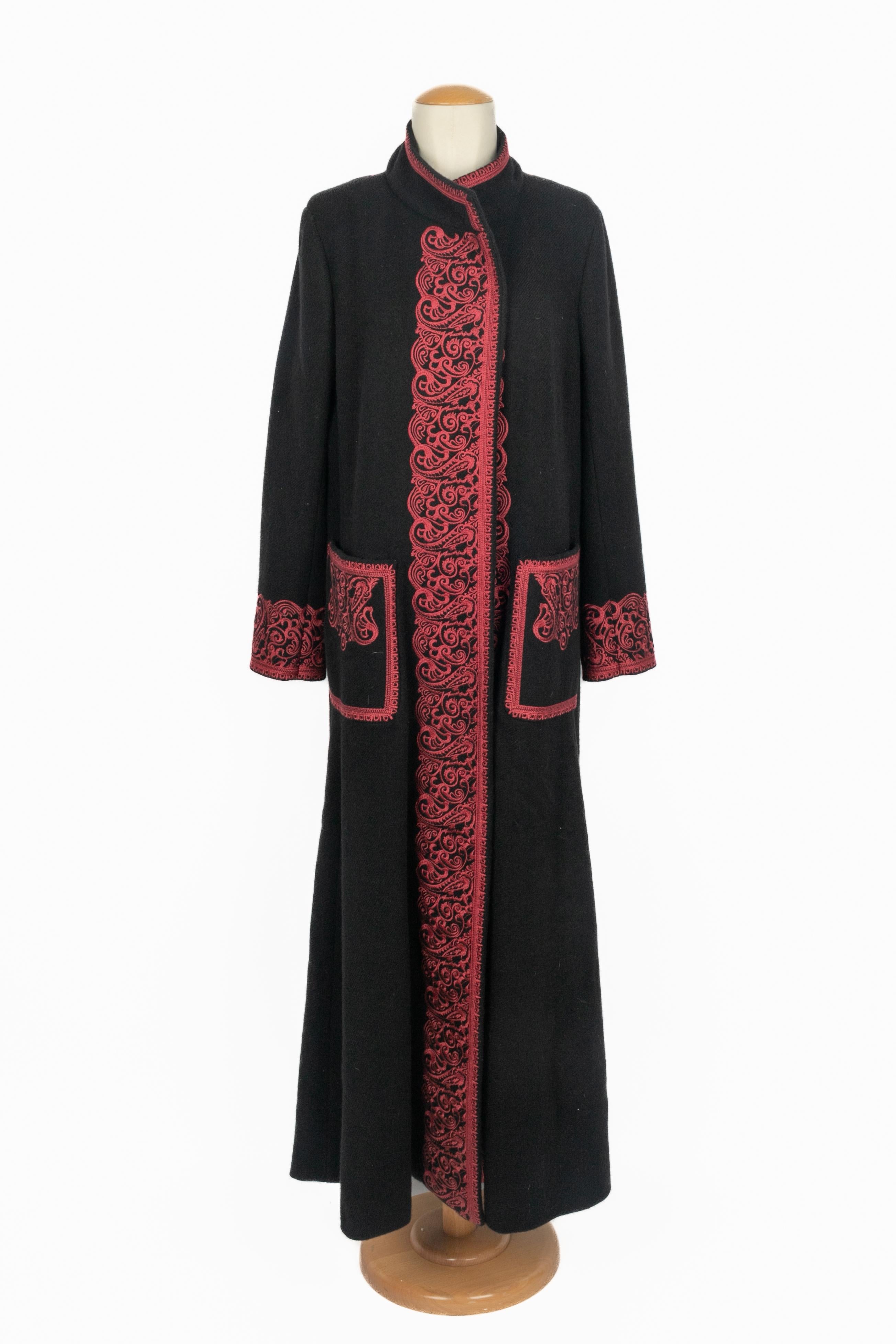 ETRO - (Made in Italy) Abrigo largo de lana de yak negro bordado con motivos rojos. Se indica la talla 44FR.

Estado:
Muy buen estado

Dimensiones:
Anchura de los hombros: 43 cm - Longitud de las mangas: 63 cm - Largo: 138 cm

SKU:M80