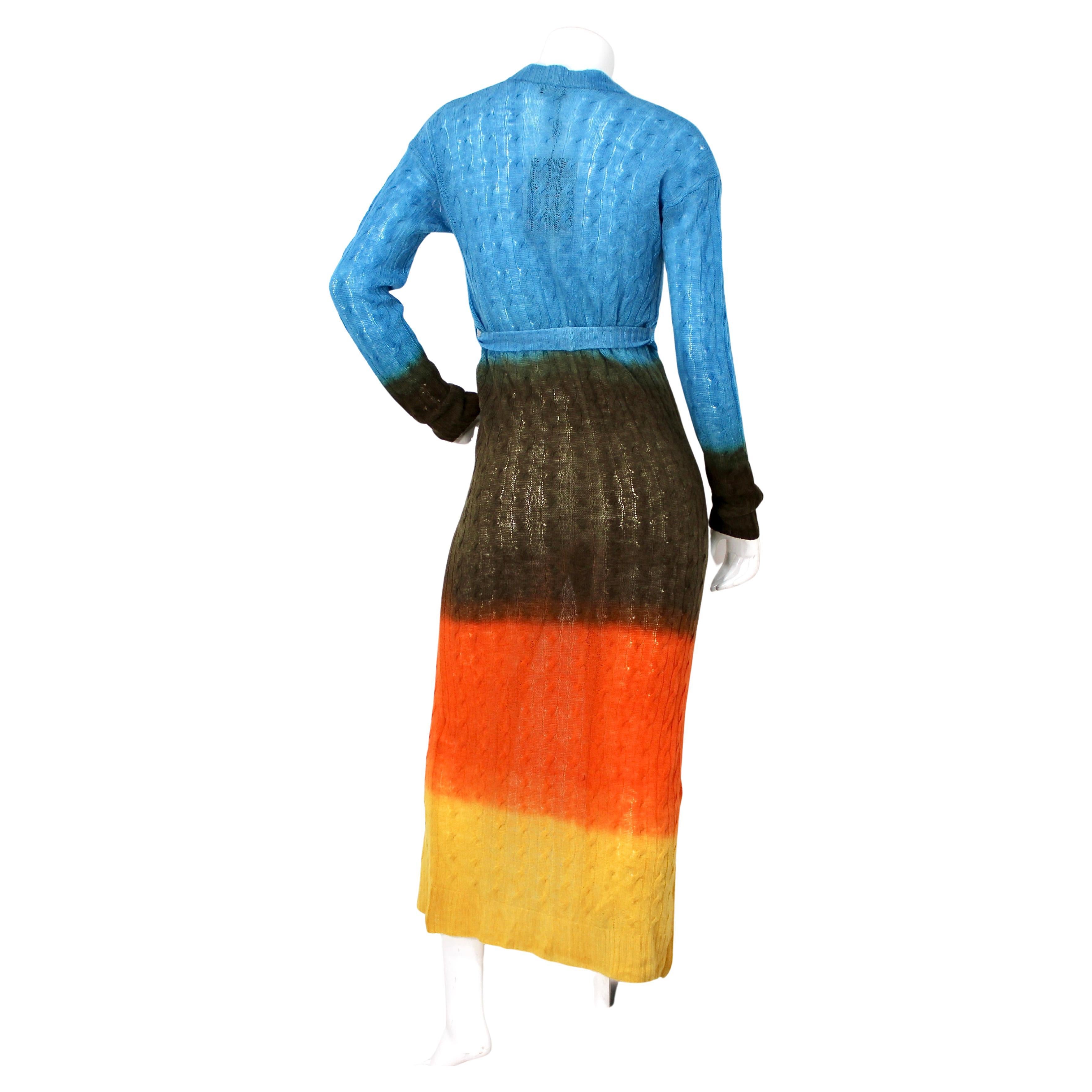 Le cardigan Duster multicolore en laine d'Etro est une pièce de superposition luxueuse et vibrante qui respire l'élégance bohème. Confectionné en laine douce de haute qualité, ce cardigan duster présente un étonnant motif ombré multicolore qui passe