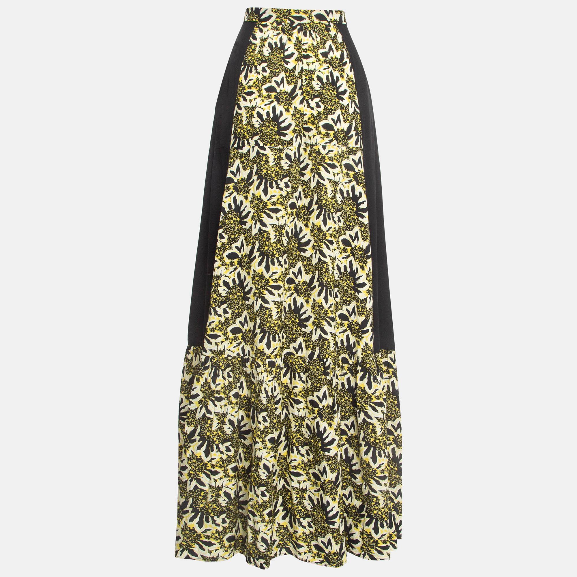 Experience the charm of designer clothing with this gorgeous Etro skirt. Made from quality fabrics, the skirt has a simple allure and a great fit. Pair it up with a tailored blouse or a simple top and high heels.

Includes: Tag