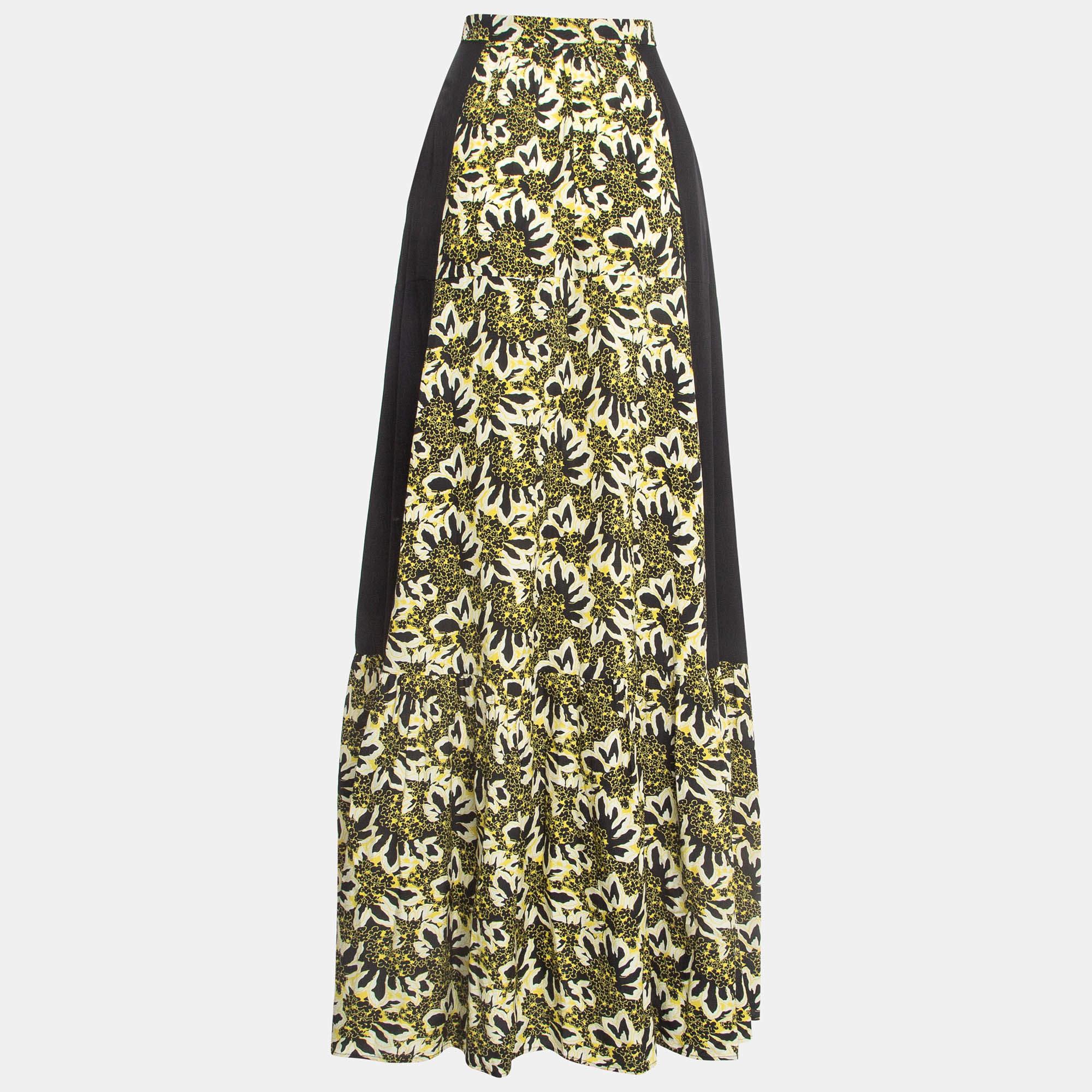 Experience the charm of designer clothing with this gorgeous Etro skirt. Made from quality fabrics, the skirt has a simple allure and a great fit. Pair it up with a tailored blouse or a simple top and high heels.

