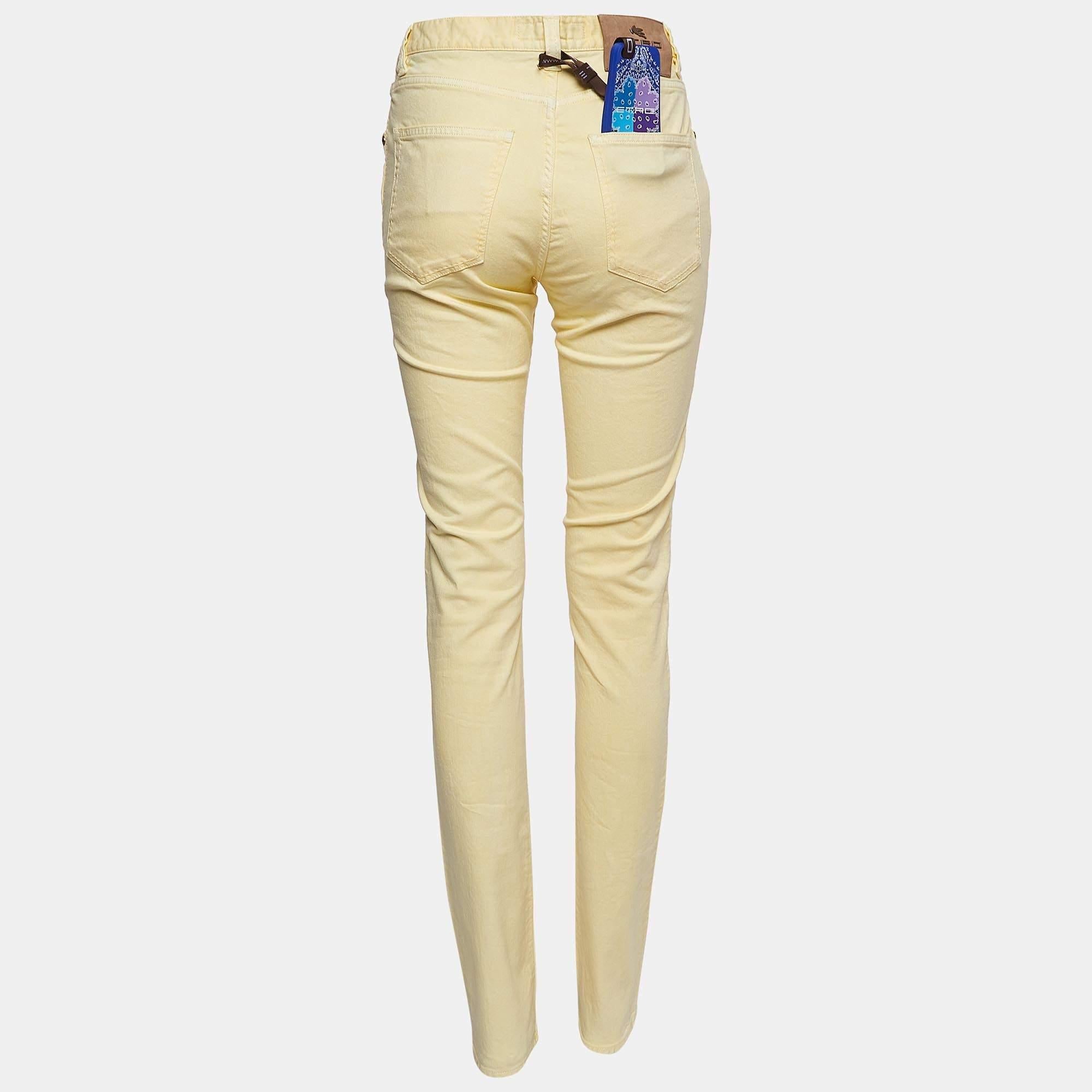 Fai un salto di stile con questi jeans gialli di Etro. Realizzate con precisione, offrono un mix perfetto di moda e comfort, rendendole un must-have per ogni guardaroba.