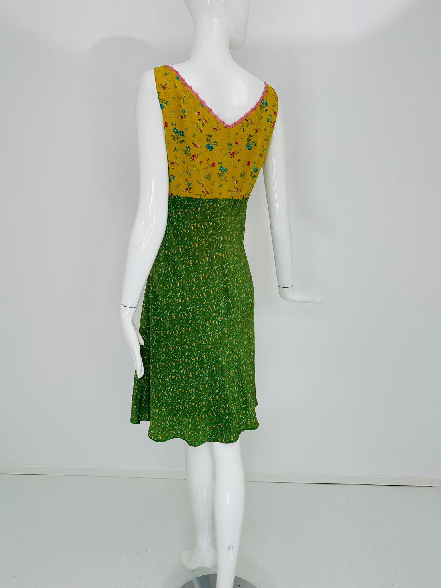 Etro Yellow/Green Mix Mini Floral Print V Neck Crochet Trim Sleeveless Dress 44 in vendita 5
