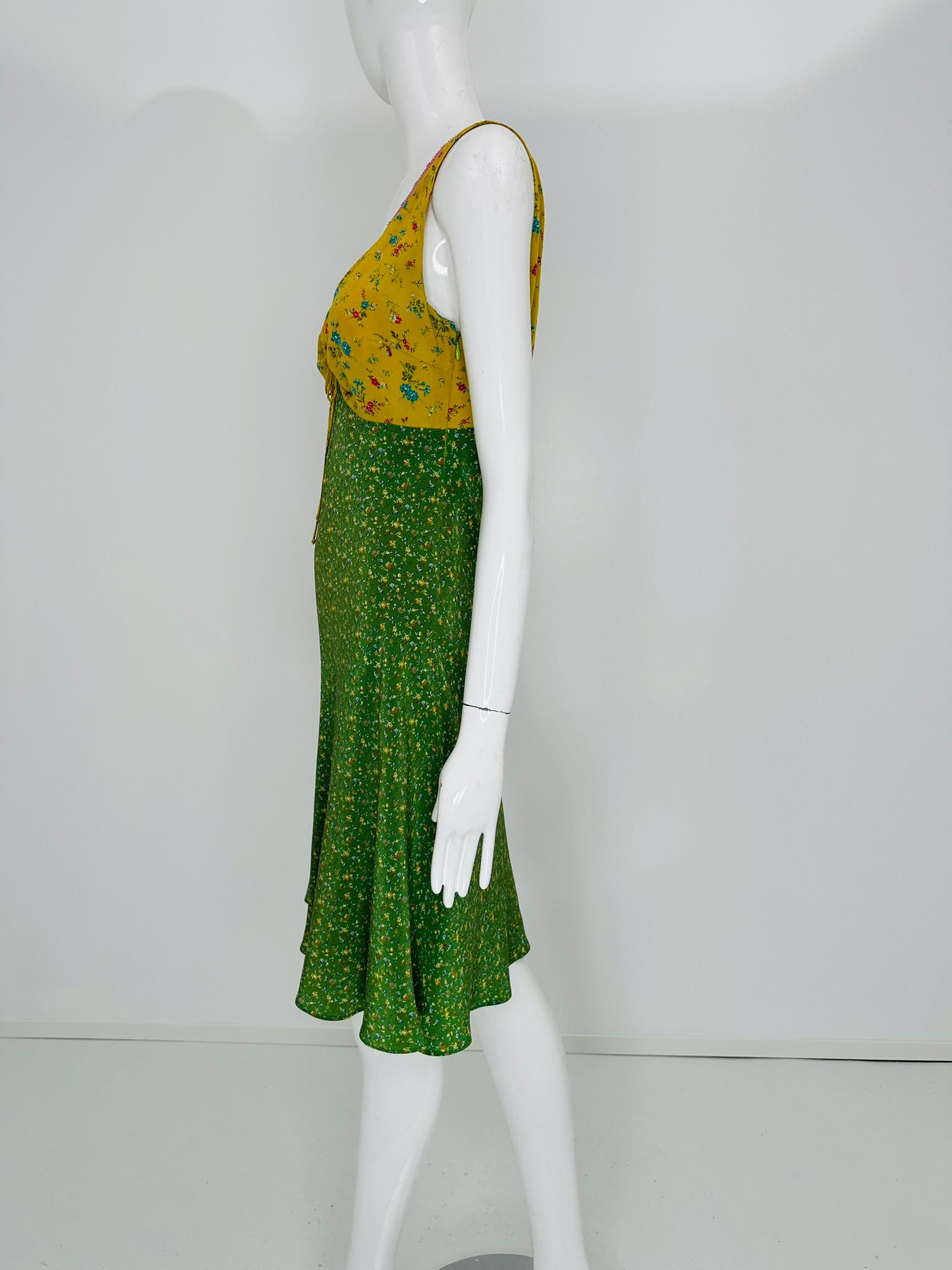 Etro Yellow/Green Mix Mini Floral Print V Neck Crochet Trim Sleeveless Dress 44 in vendita 7