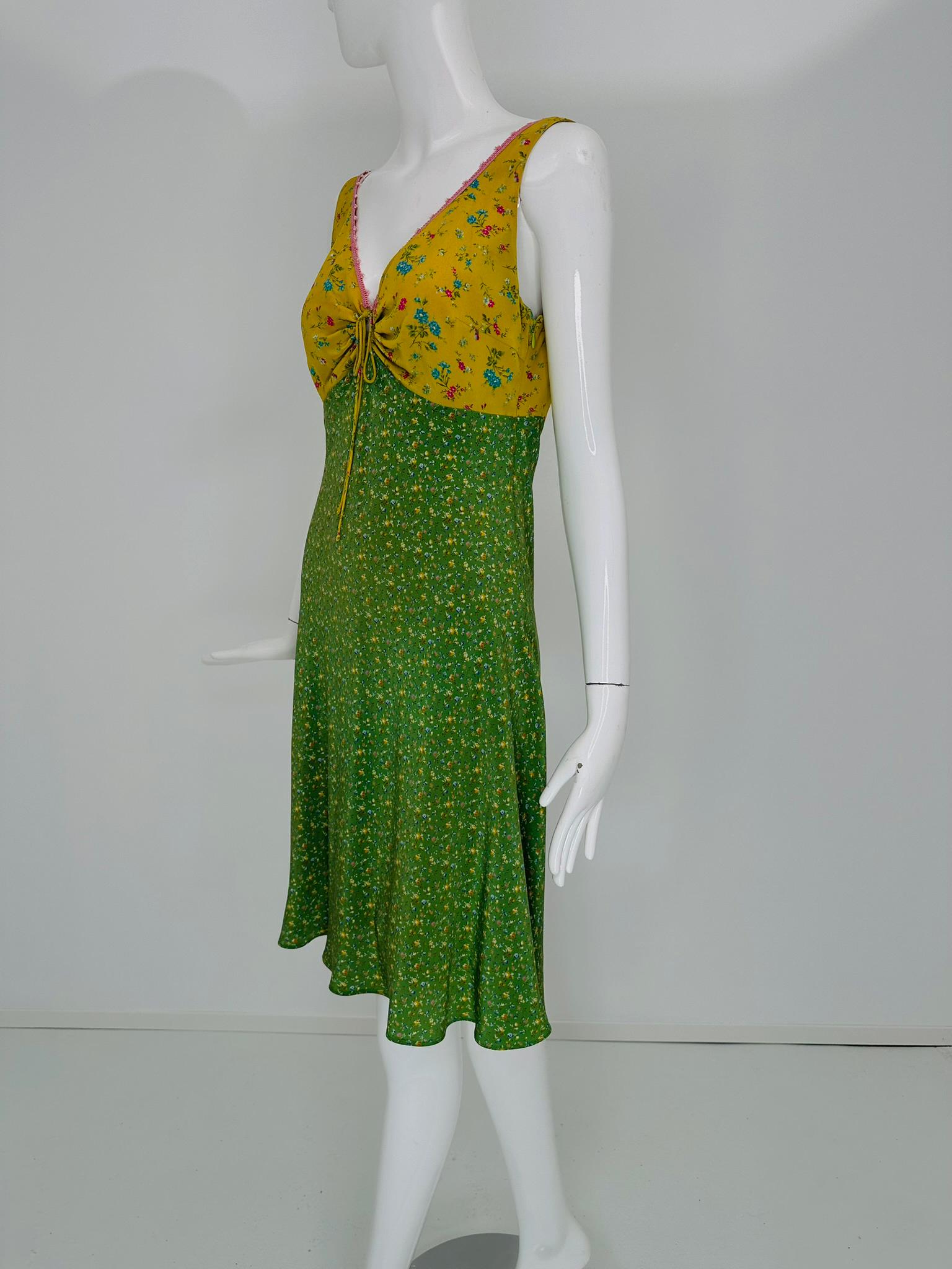 Etro Yellow/Green Mix Mini Floral Print V Neck Crochet Trim Sleeveless Dress 44 in vendita 8