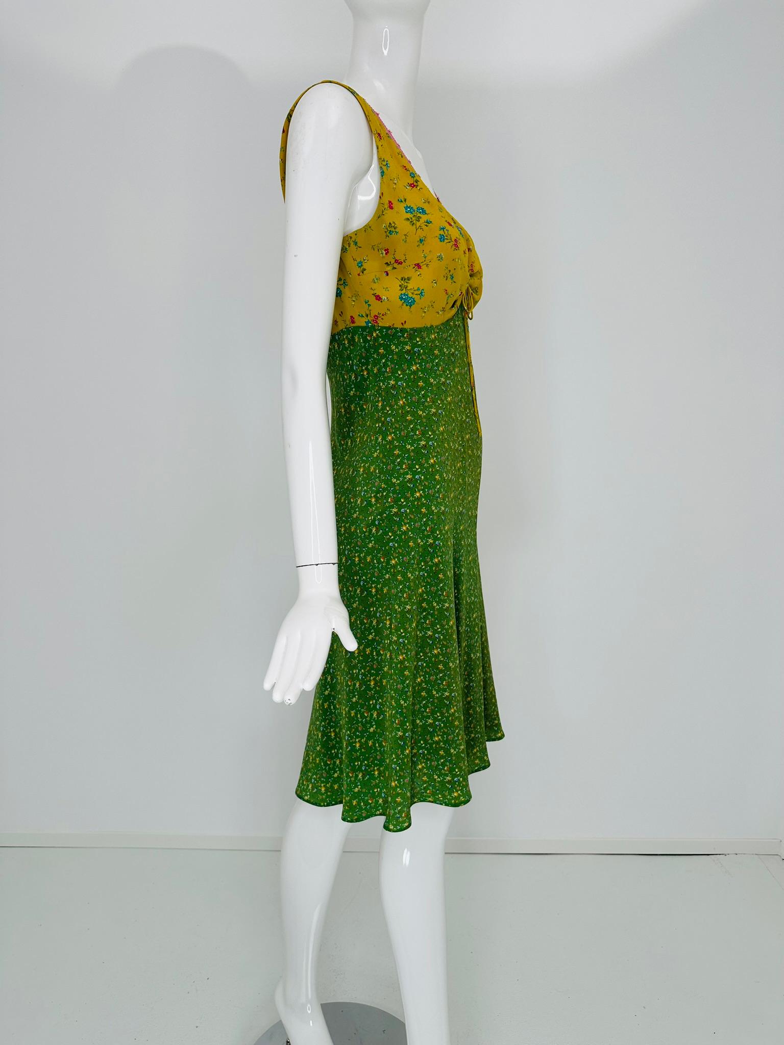 Etro Yellow/Green Mix Mini Floral Print V Neck Crochet Trim Sleeveless Dress 44 In condizioni buone in vendita a West Palm Beach, FL