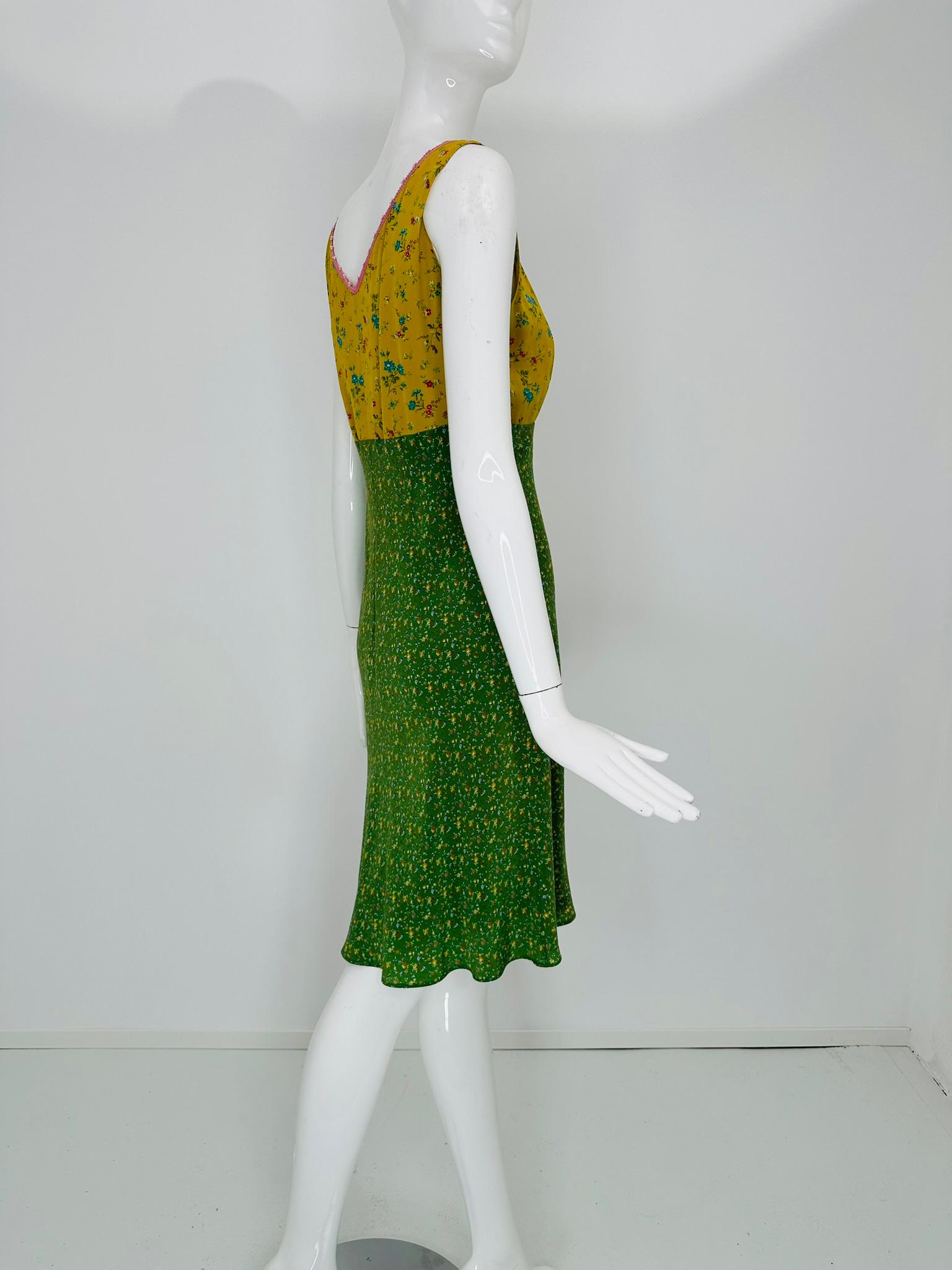 Etro Yellow/Green Mix Mini Floral Print V Neck Crochet Trim Sleeveless Dress 44 in vendita 1