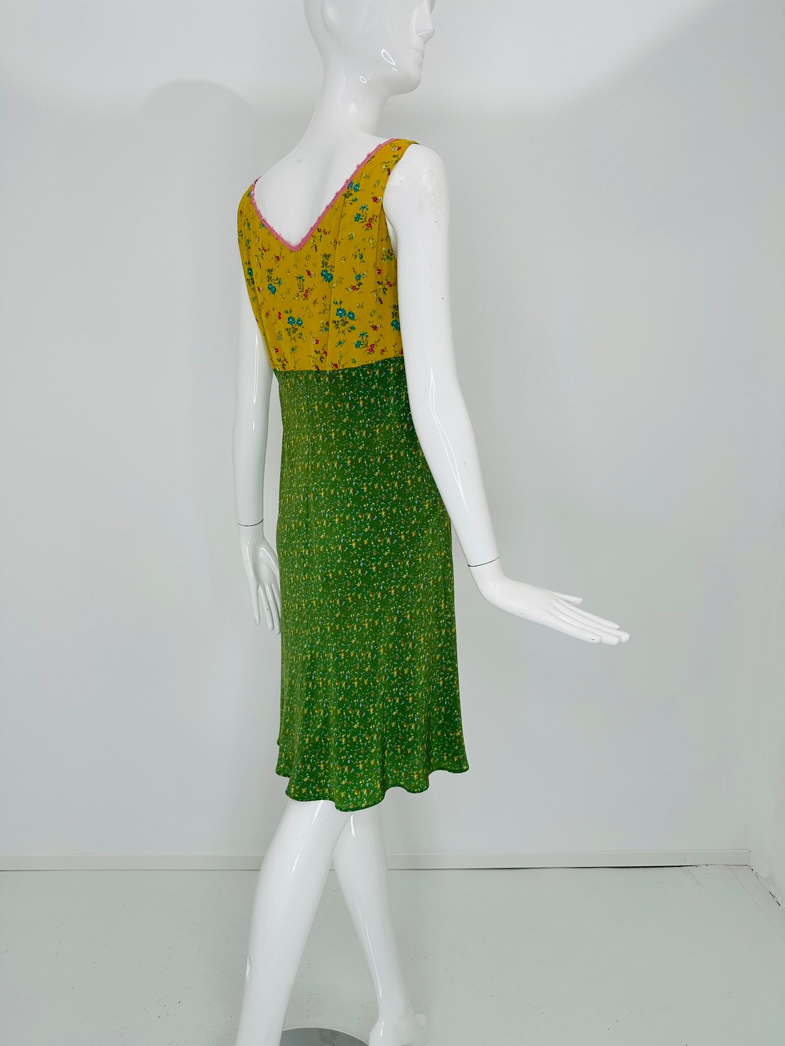 Etro Yellow/Green Mix Mini Floral Print V Neck Crochet Trim Sleeveless Dress 44 in vendita 2
