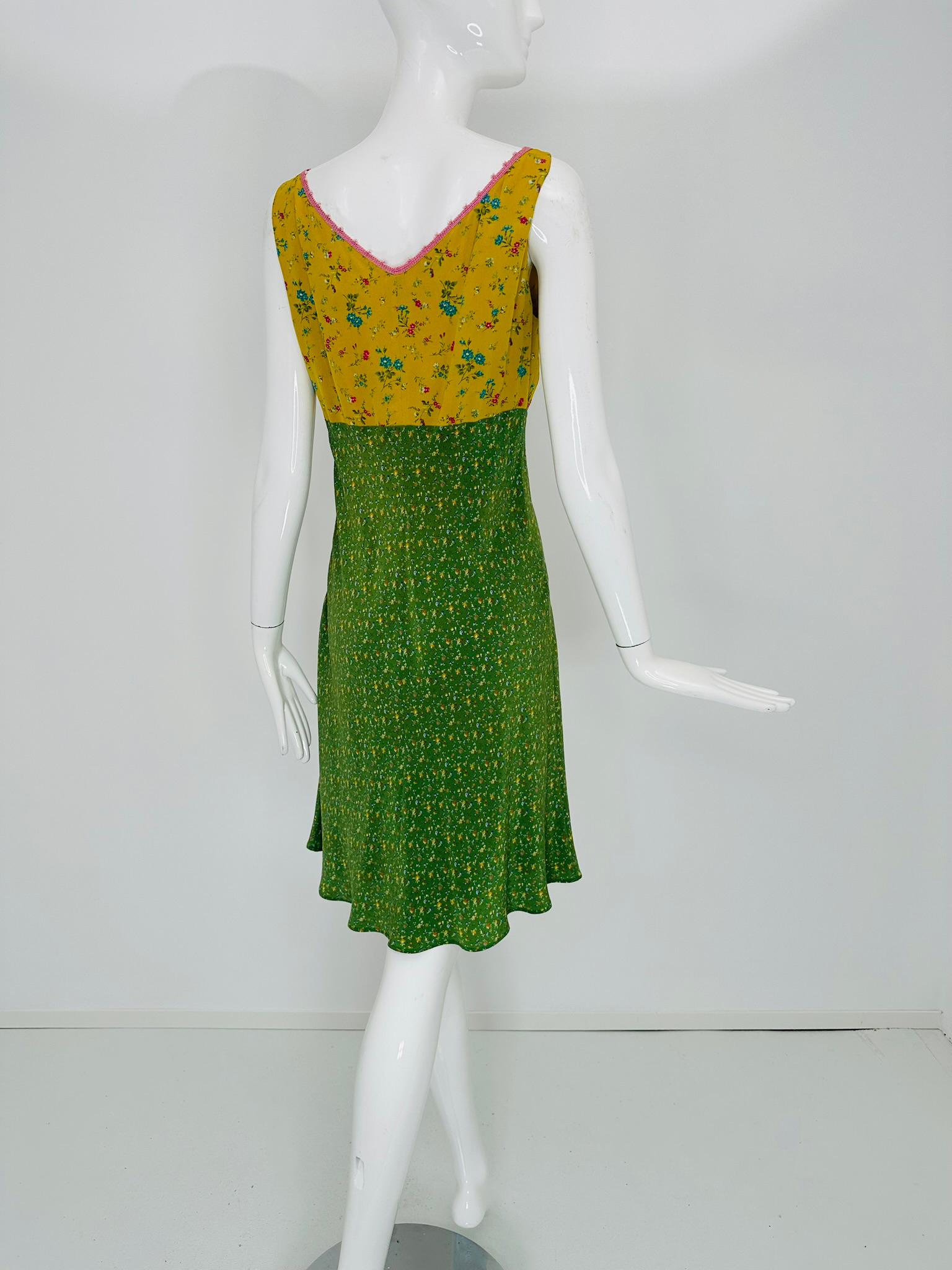 Etro Yellow/Green Mix Mini Floral Print V Neck Crochet Trim Sleeveless Dress 44 in vendita 3