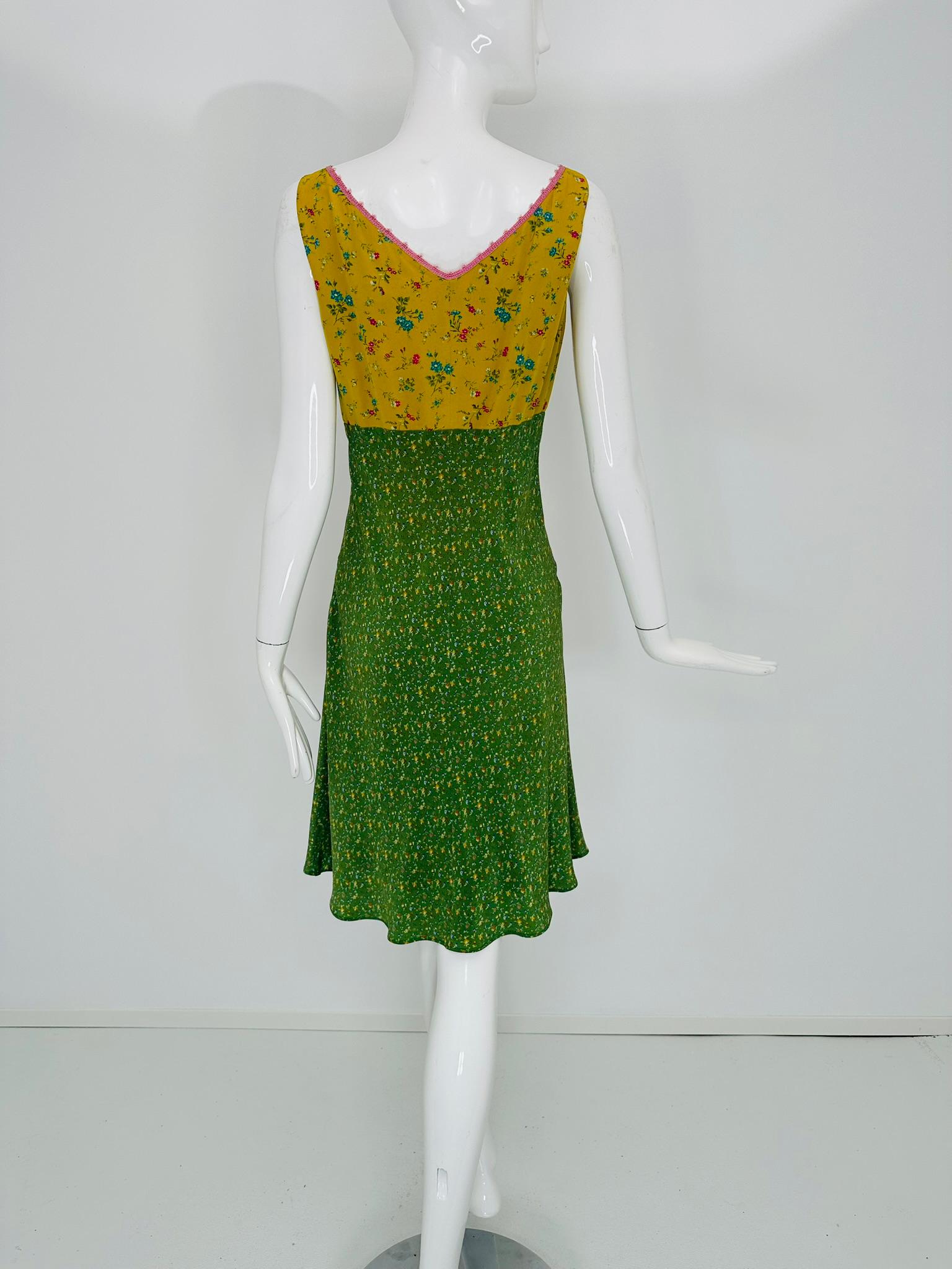 Etro Yellow/Green Mix Mini Floral Print V Neck Crochet Trim Sleeveless Dress 44 in vendita 4