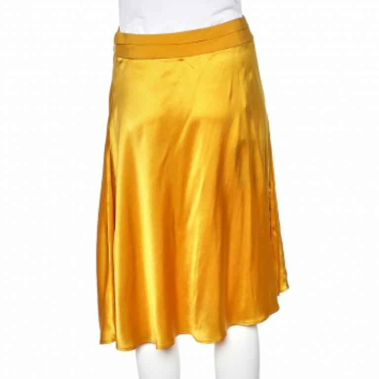 Look in vogue and feel pretty when you don this skirt from Etro. Exhibiting an edgy, playful design, this skirt is the epitome of everything trendy. It is tailored using yellow silk and satin with pleated crepe trims adorning its shape. Head out