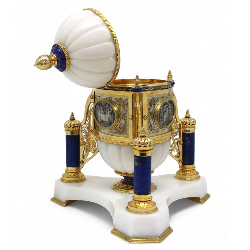 Questa straordinaria scatola per etrog, creata dal famoso artista di Judaica Yaakov Davidoff a Gerusalemme alla fine del XX secolo, è un vero capolavoro di design e artigianato. Davidoff, che è ancora vivo e continua a produrre eccezionali rituali