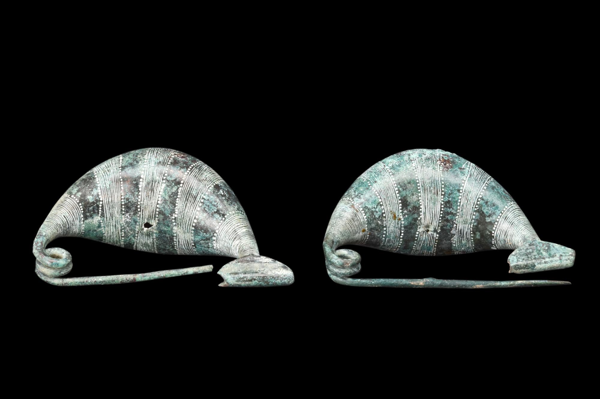 Paar Sanguisuga-Broschen aus etrsucanischer Bronze im Sanguisuga-Stil (Italienisch) im Angebot