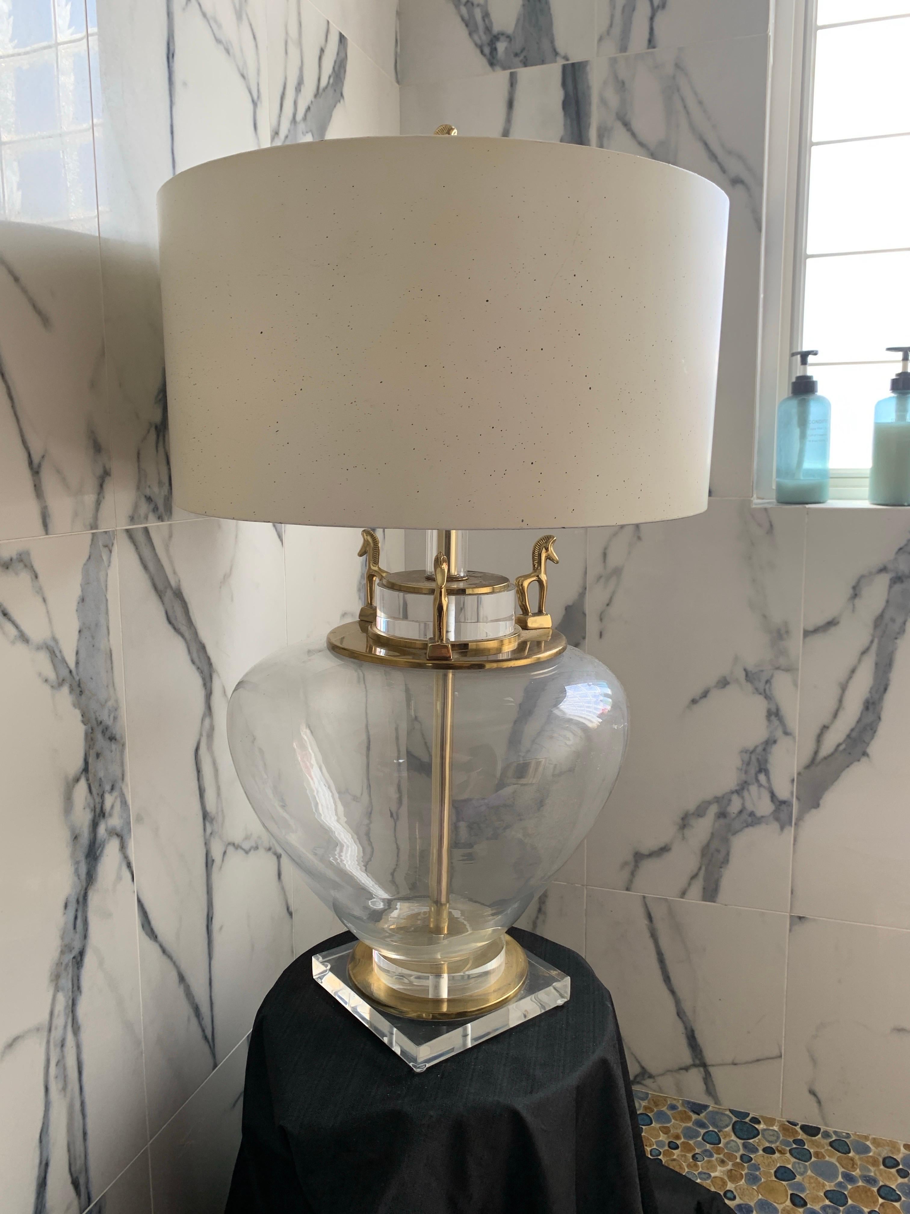 Etruscan Brass Horse and Clear Glass Modern Large Table Lamp w/ Lucite Base For Sale 4