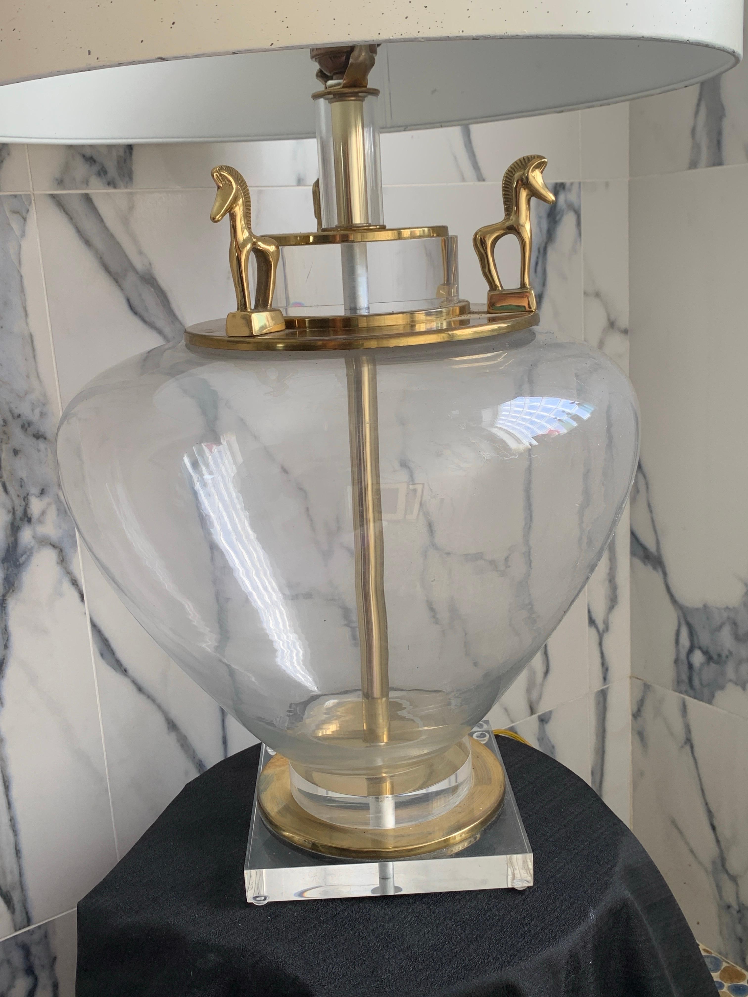 Etruscan Brass Horse and Clear Glass Modern Large Table Lamp w/ Lucite Base For Sale 5