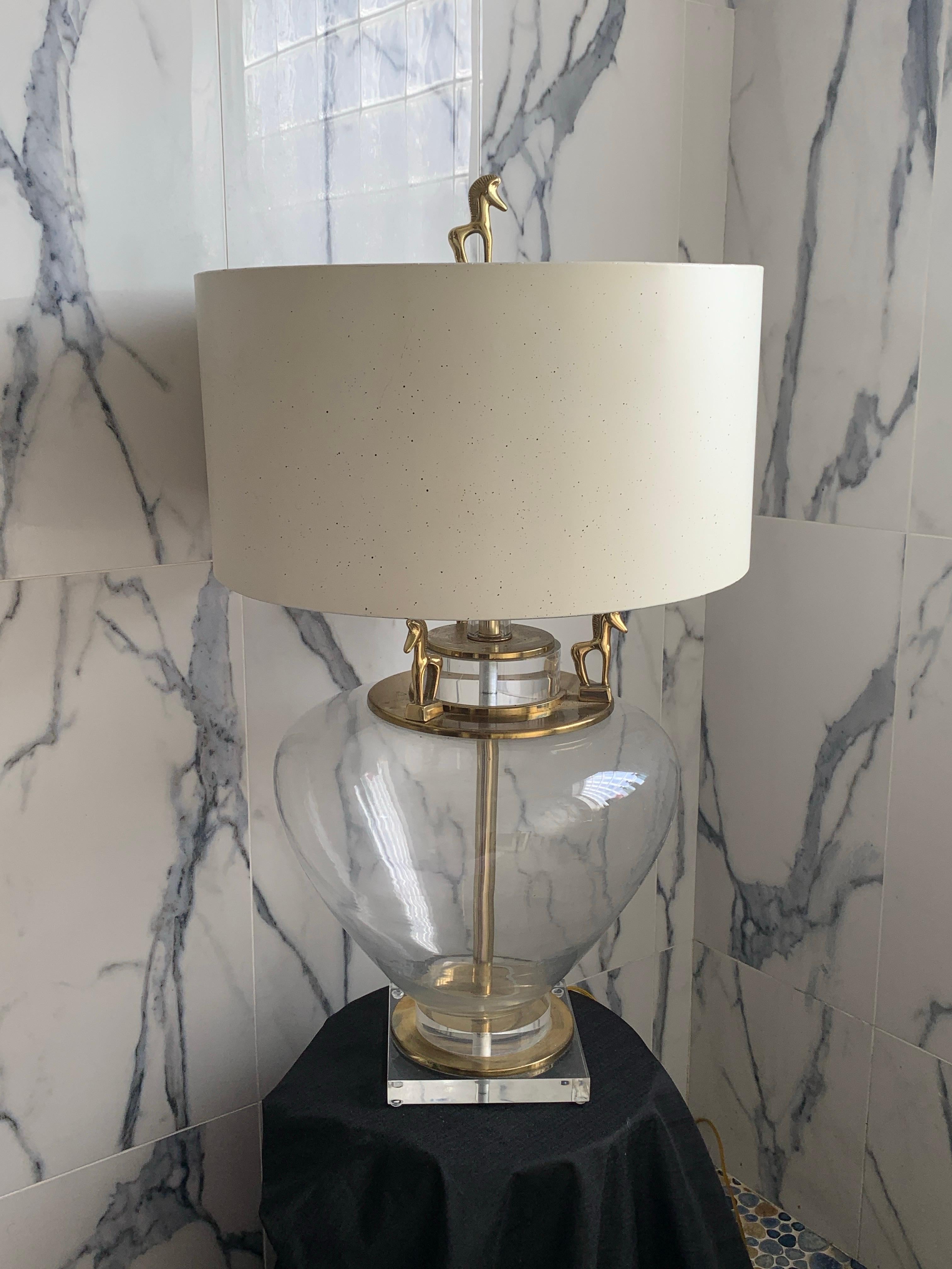 Etruscan Brass Horse and Clear Glass Modern Large Table Lamp w/ Lucite Base In Good Condition For Sale In Palm Springs, CA