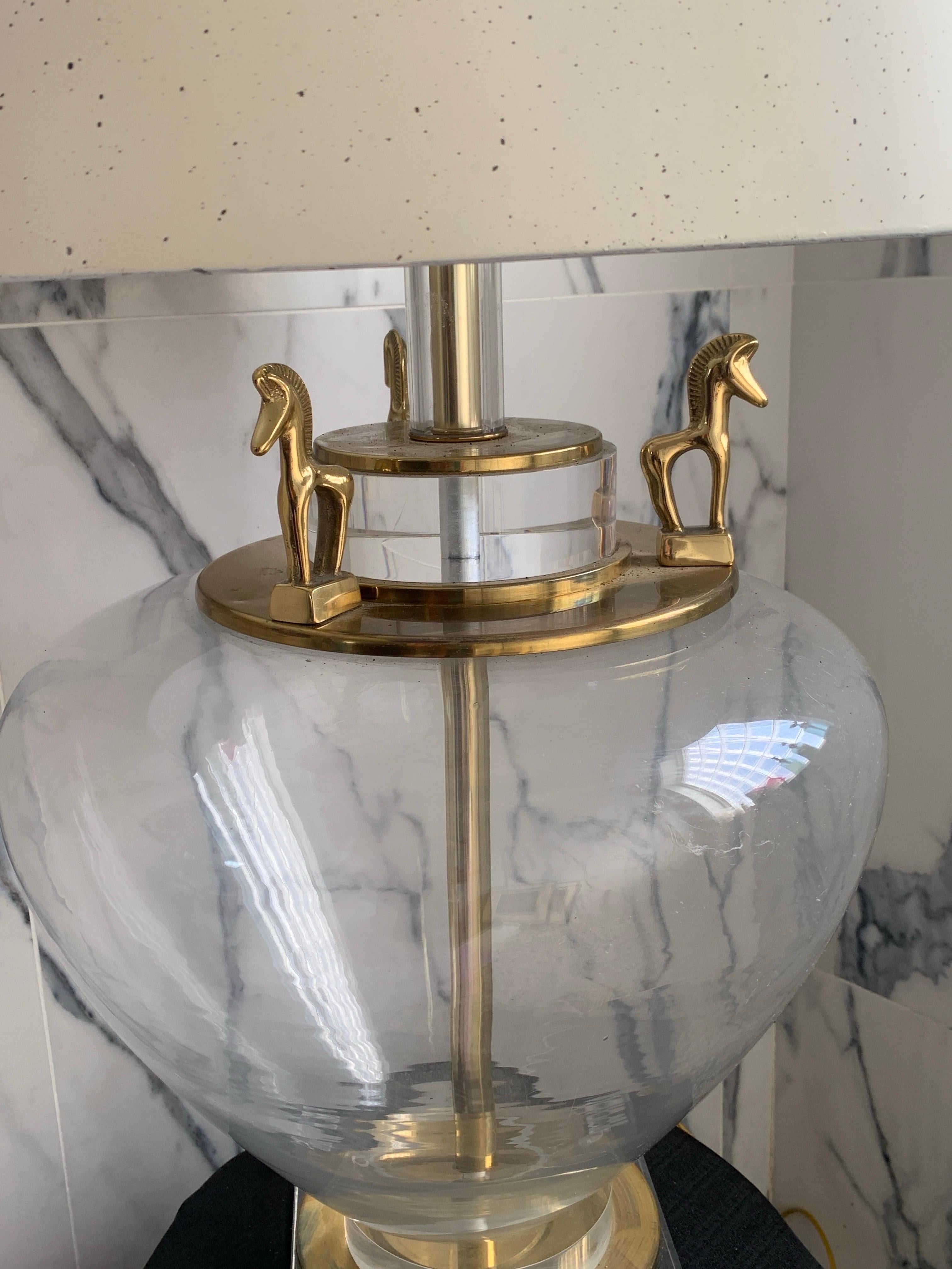 Etruscan Brass Horse and Clear Glass Modern Large Table Lamp w/ Lucite Base For Sale 1