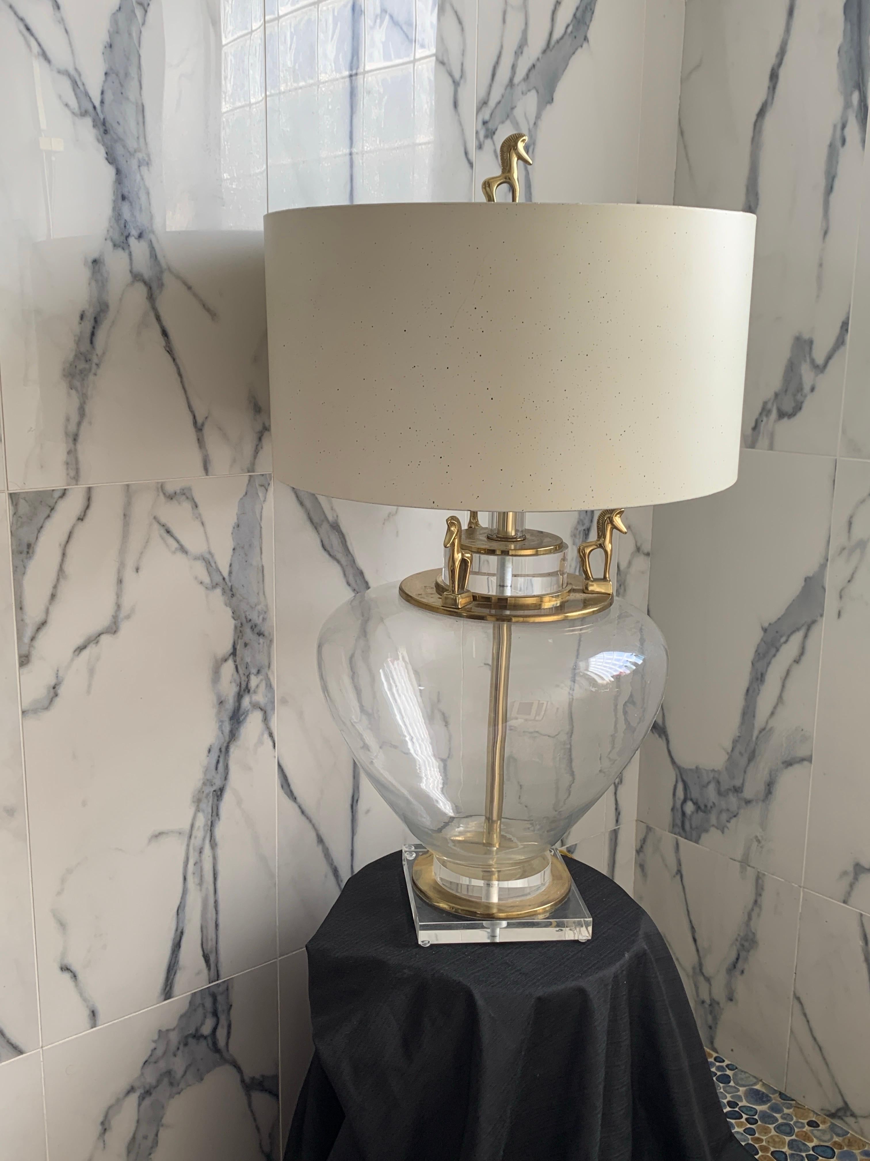 Etruscan Brass Horse and Clear Glass Modern Large Table Lamp w/ Lucite Base For Sale 2