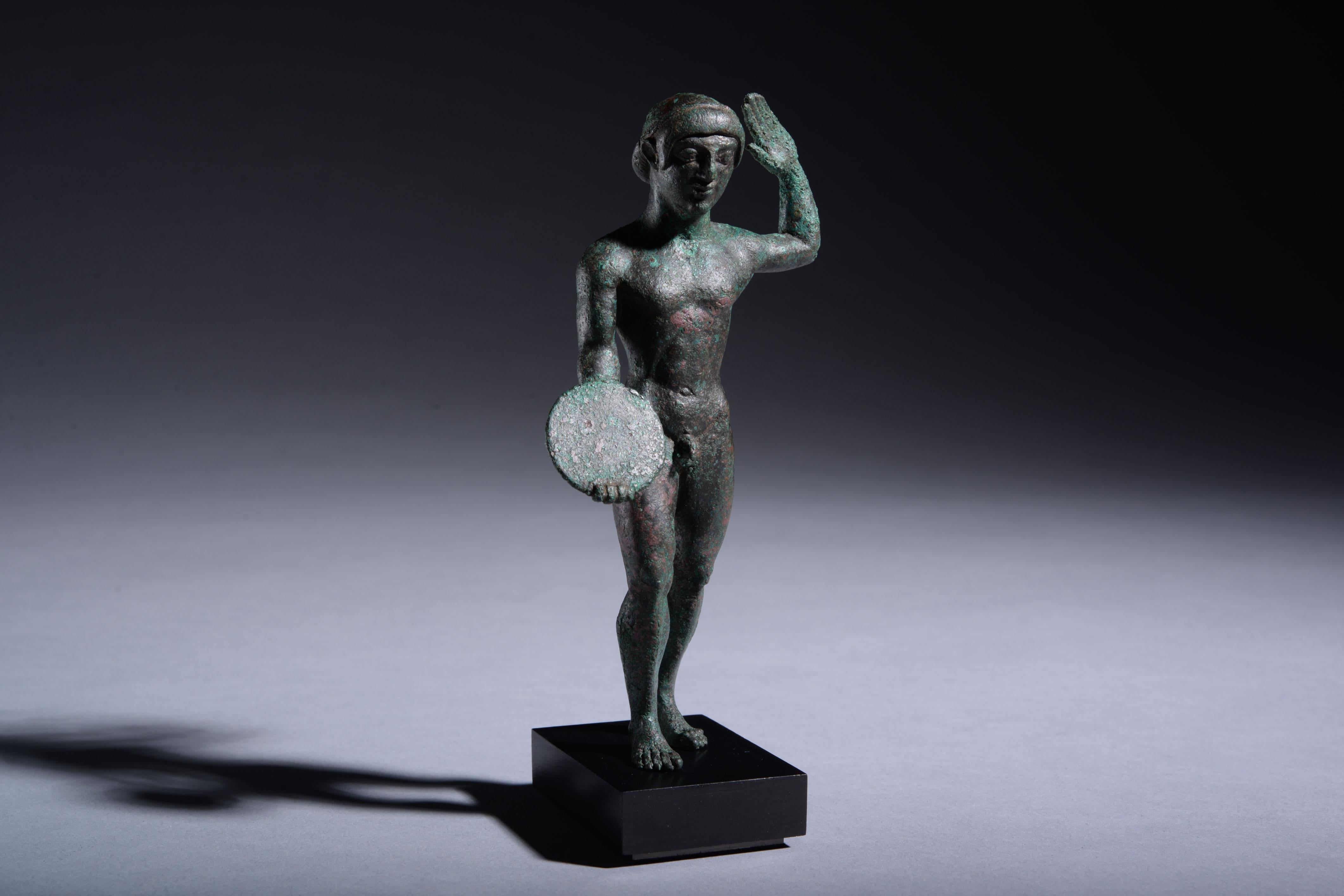 Etruscan Bronze Statuette of Discus Thrower In Excellent Condition For Sale In London, GB
