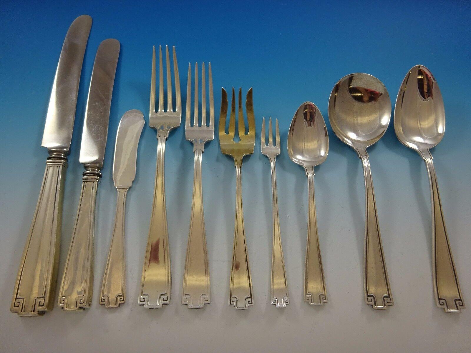 Vintage Dinner Size Gorham Besteck aus Sterlingsilber mit etruskischem Muster und griechischem Schlüssel im Art-Deco-Stil.


Riesiges Etruscan by Gorham Sterling Silver Dinner und Regular Size Besteckset - 130 Teile. Dieses Set enthält:


12