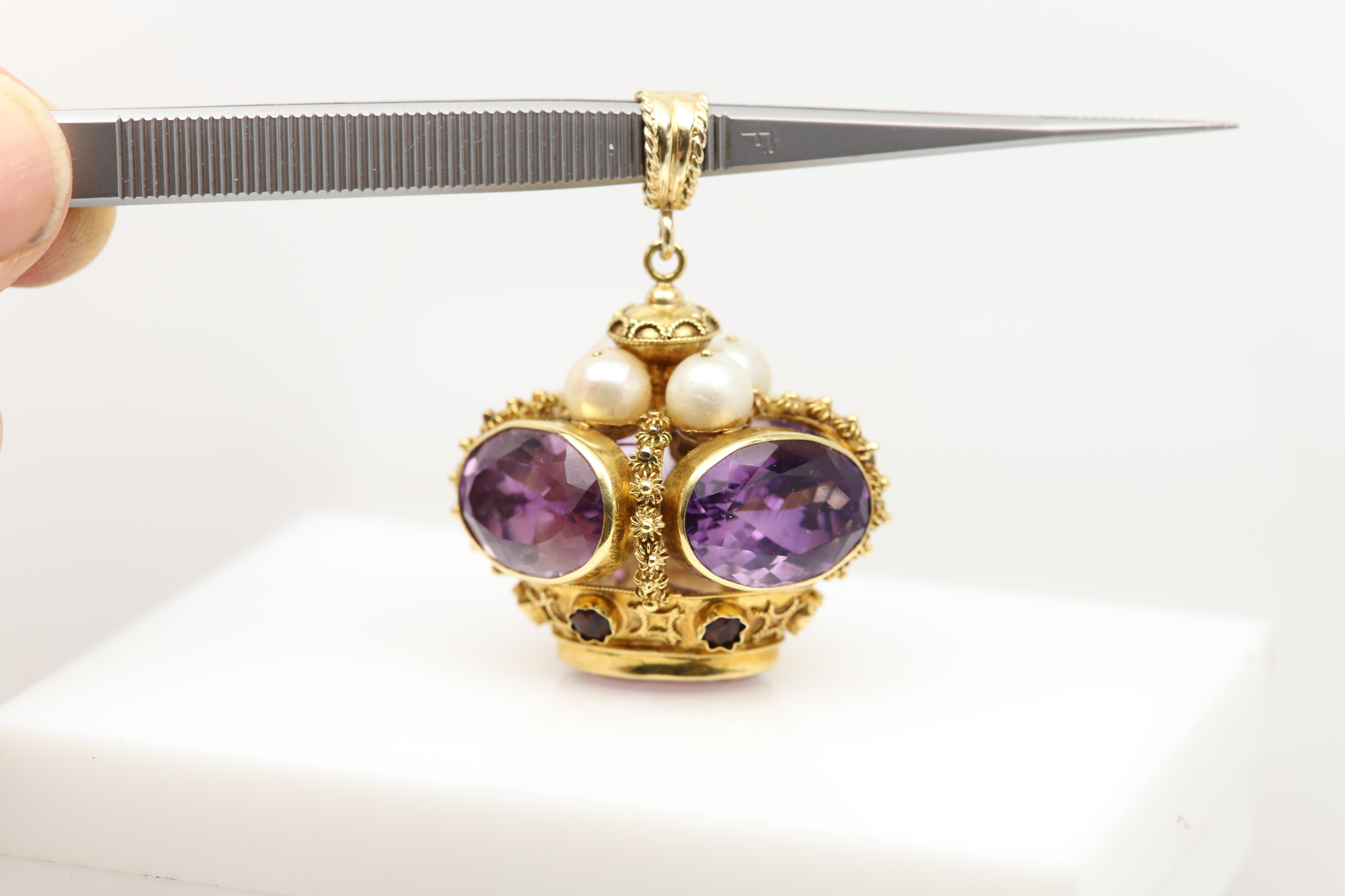 Grande e bellissimo charme
Vintage anni '40 circa
Dimensioni: 1,5 pollici di larghezza e 1,5 pollici di altezza.
Cinque grandi ametiste naturali di forma ovale (20x 13 mm ciascuna)
Quattro perle in cima (8 mm ciascuna)
Hand Made con molti dettagli