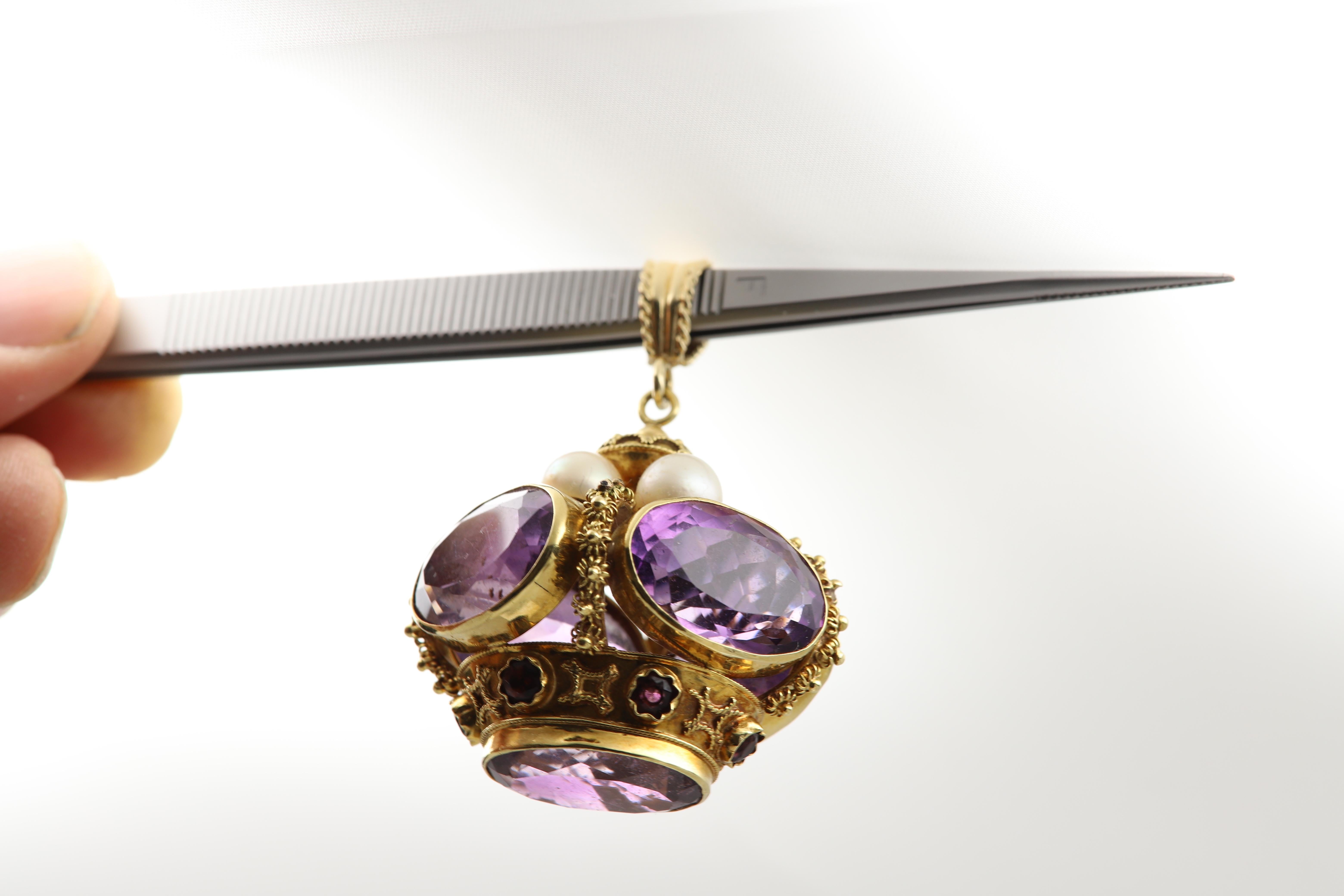 Taglio ovale Charm etrusco 18 carati circa 1940 Charm grande Ametista viola Vintage Etrusco in vendita